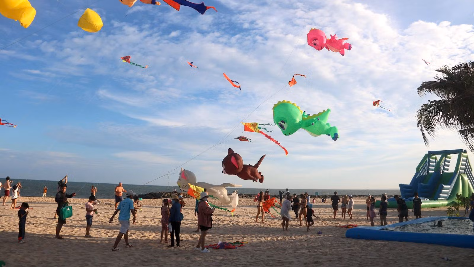 Lễ hội còn có 500 diều nhỏ để cho du khách đến trải nghiệm thả diều trên biển, góp phần tạo khí thế vui tươi nhân dịp đón lễ 30/4 và 1/5 khi du khách đến tỉnh Bình Thuận tham quan, du lịch.