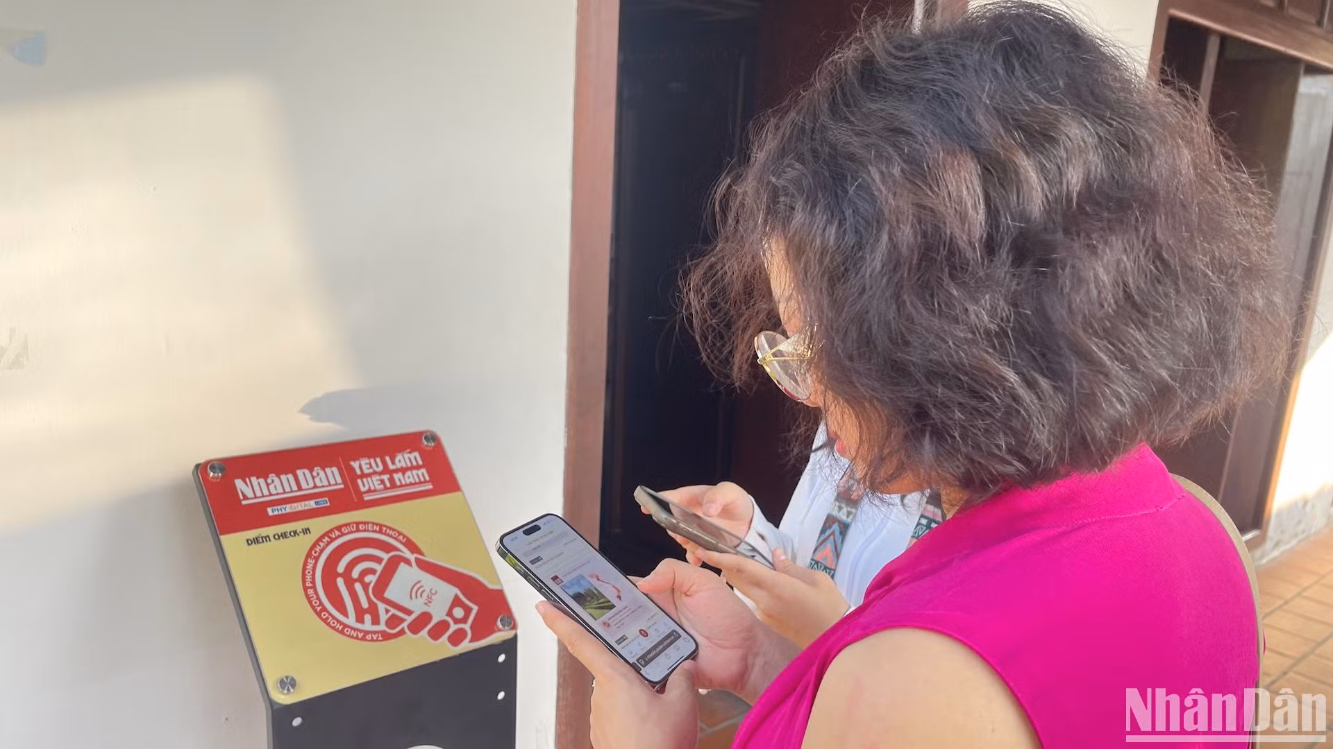 Du khách đọc những thông tin về Trường Dục Thanh tại trang https://yeulamvietnam.vn.