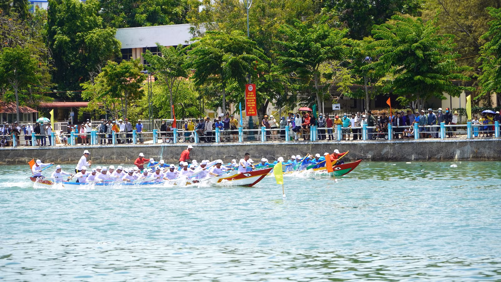 Giải đua thuyền có gần 300 vận động viên của 9 đoàn đua thuyền đến từ các xã, phường gồm: Mũi Né, Phú Hài, Bình Hưng, Phú Tài, Phú Trinh, Lạc Đạo, Đức Long, Hàm Tiến, Tiến Thành.