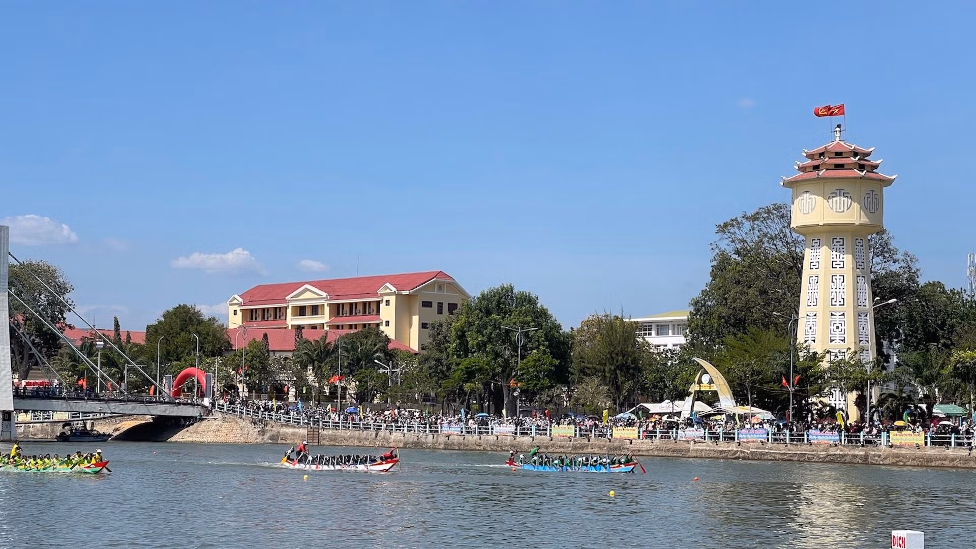 Dịp lễ này, tỉnh tổ chức Lễ hội Đua thuyền.