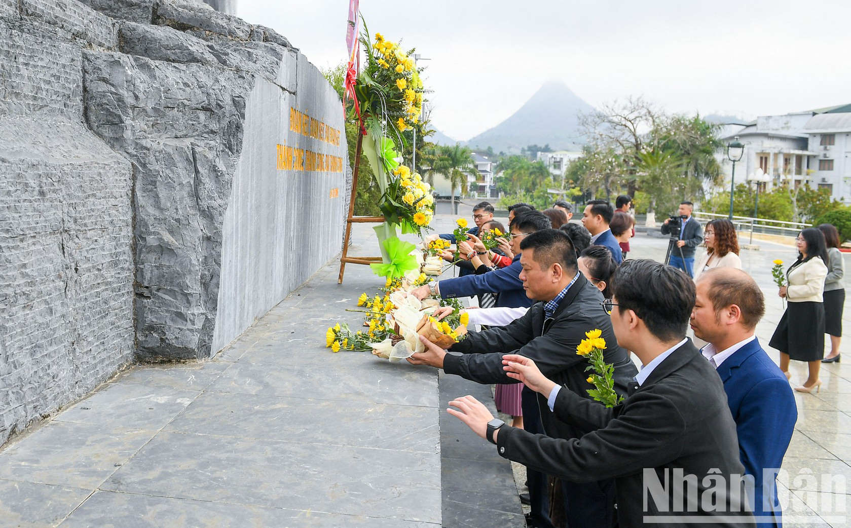Thành viên Đoàn công tác và các cơ quan báo chí của tỉnh dâng hoa.