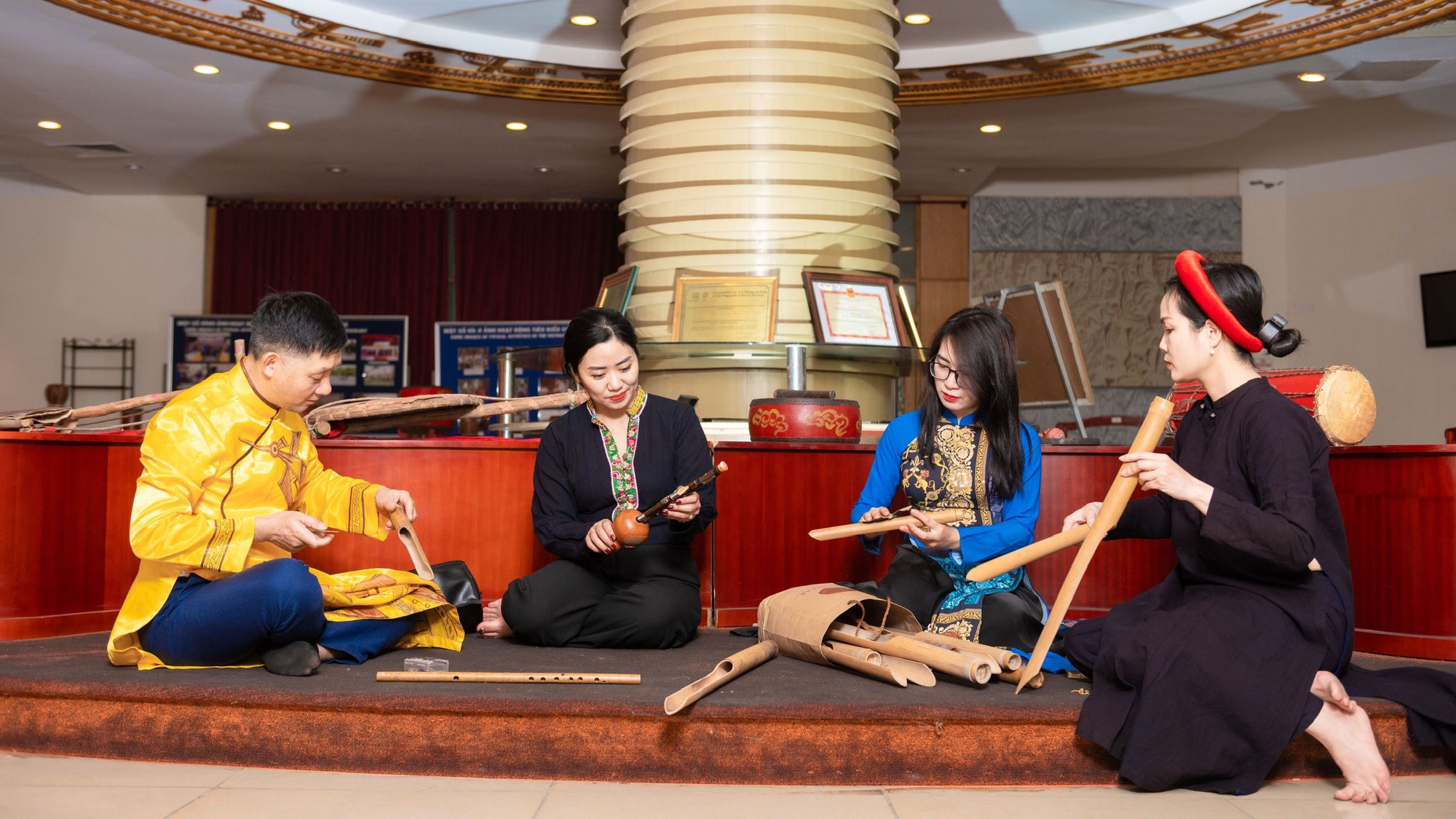Trải nghiệm văn hóa chế tác nhạc cụ dân tộc tại Viện Âm nhạc Việt Nam.