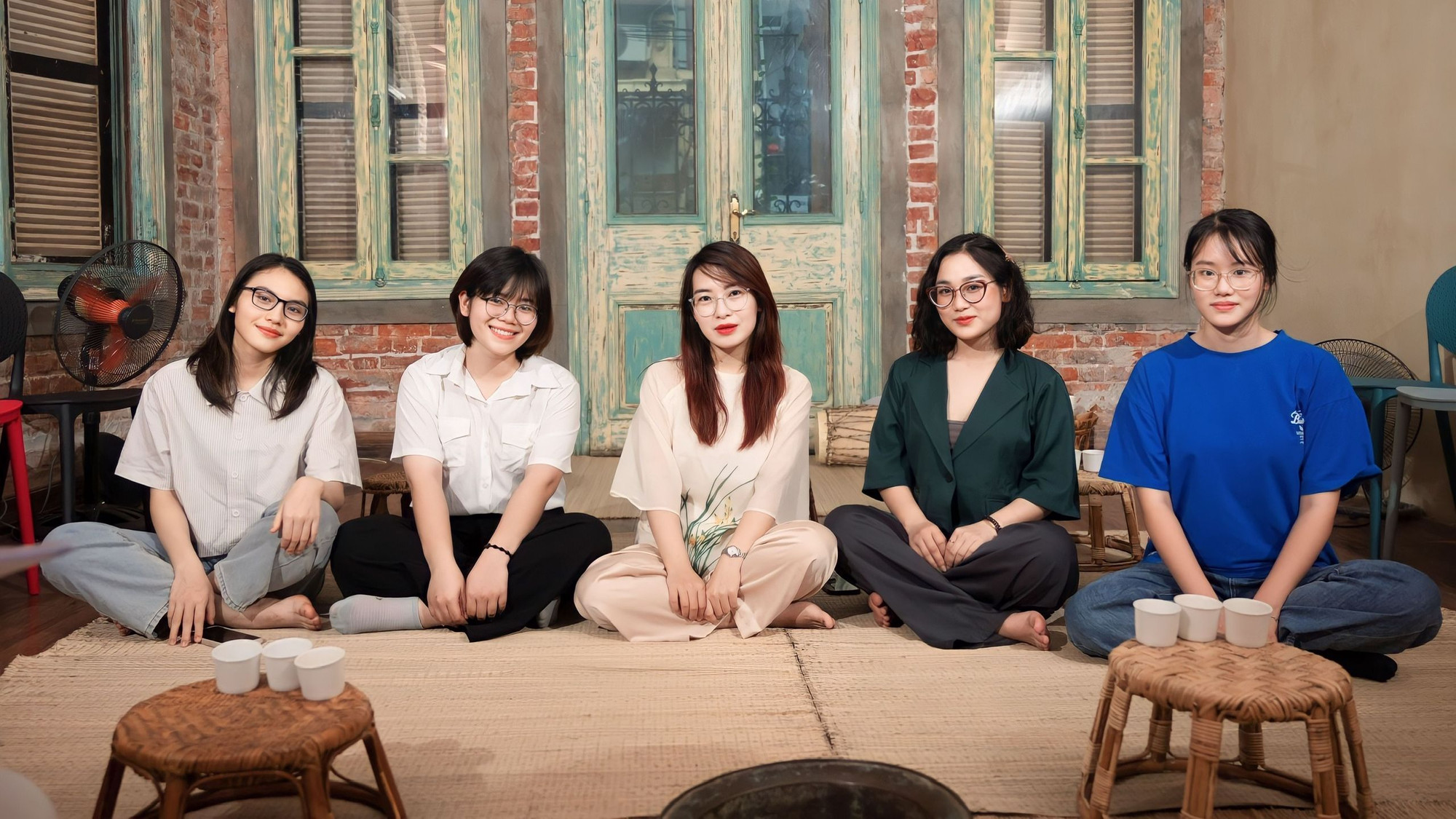 Nguyễn Thị Thùy Linh (áo xanh) - Sáng lập Dự án CSE Global cùng đại diện CSEr chuẩn bị cho chương trình quảng bá văn hóa Việt.