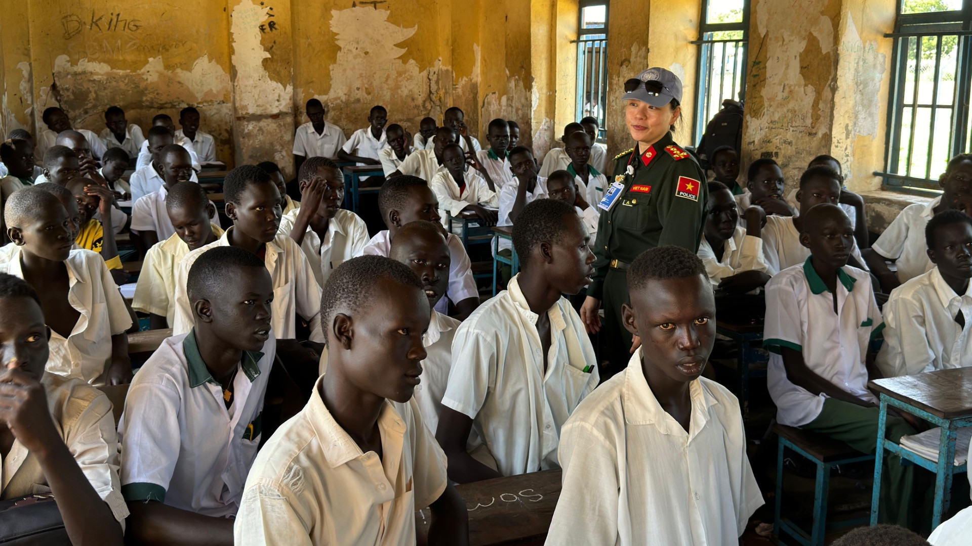 Lực lượng Cảnh sát gìn giữ hòa bình Việt Nam trong hoạt động hỗ trợ một lớp dạy tiếng Anh cho cộng đồng bản địa. (Ảnh: VNFPU1)