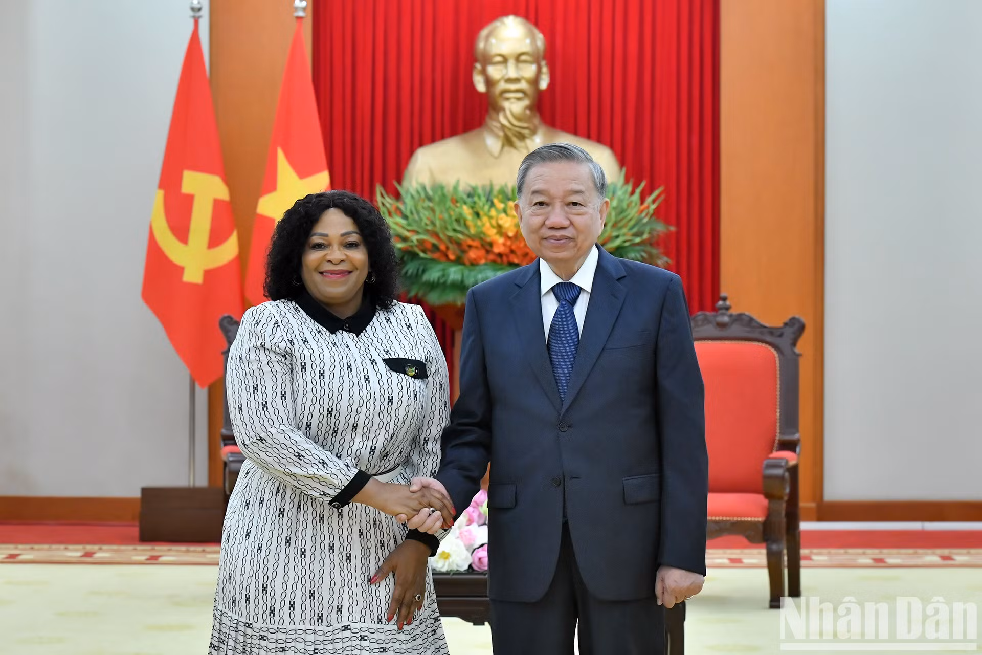 Tổng Bí thư Tô Lâm và bà Nomvula Mokonyane. (Ảnh: ĐĂNG KHOA)