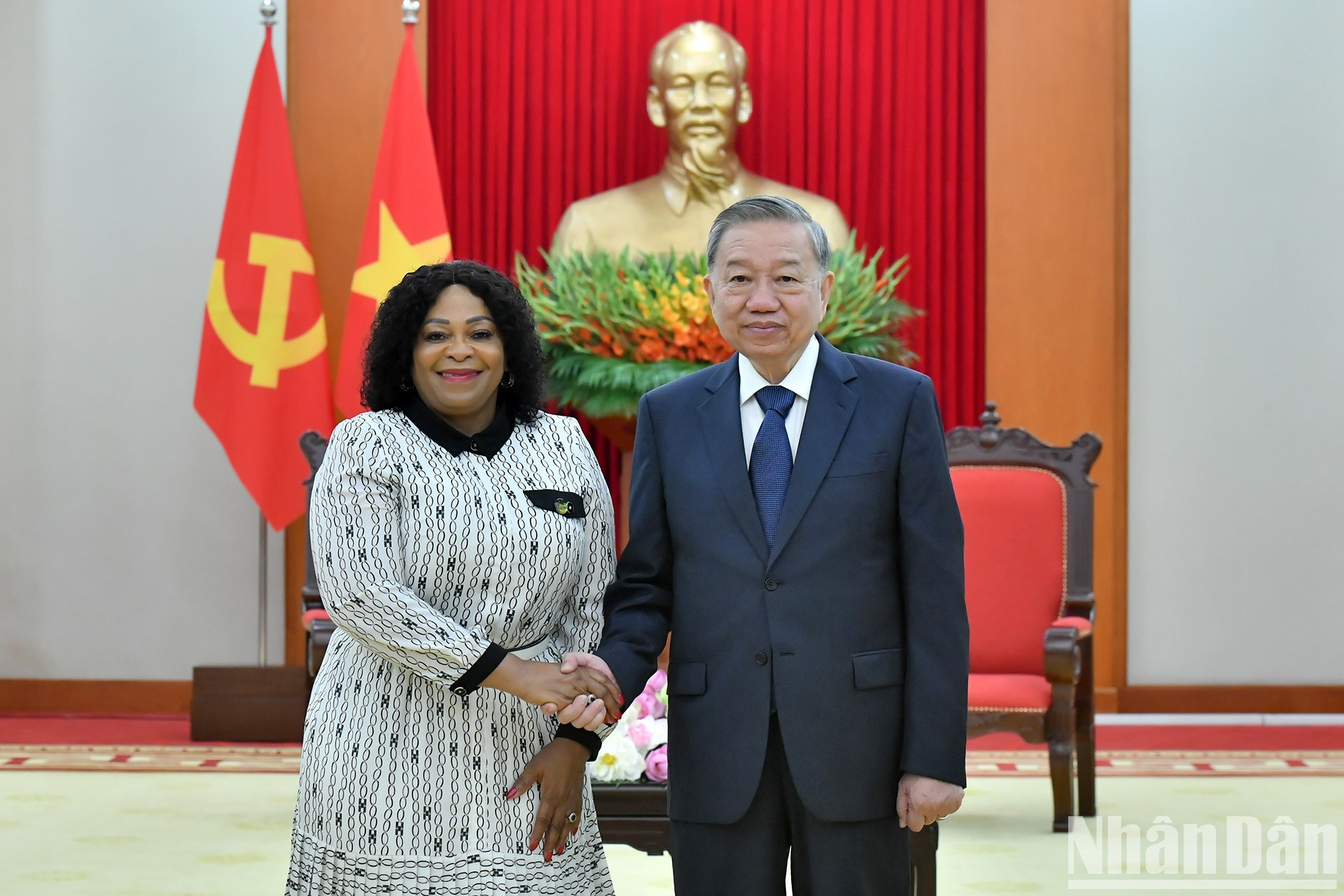 Tổng Bí thư Tô Lâm và bà Nomvula Mokonyane. (Ảnh: ĐĂNG KHOA)