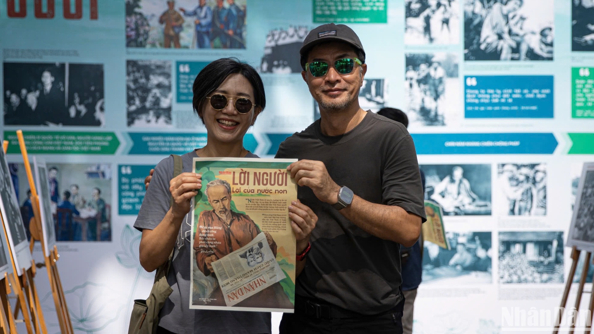 Ông HB Ryu cùng vợ cầm tờ phụ san đặc biệt của Báo Nhân Dân. (Ảnh: SƠN TÙNG)