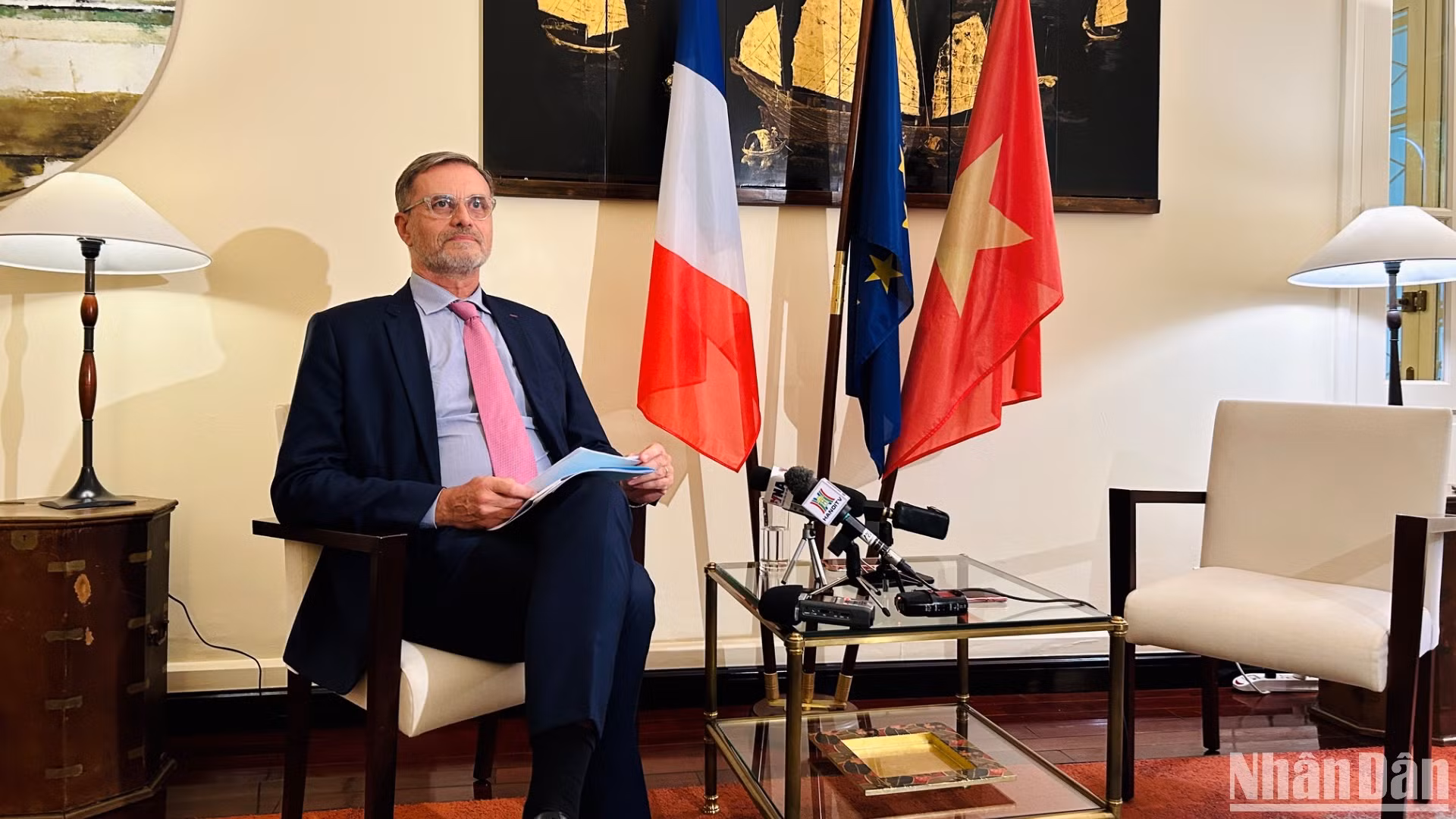 Đại sứ Pháp tại Việt Nam Olivier Brochet trao đổi với báo chí trước thềm chuyến thăm cấp nhà nước tới Việt Nam của Tổng thống Emmanuel Macron. (Ảnh: HẢI YẾN)