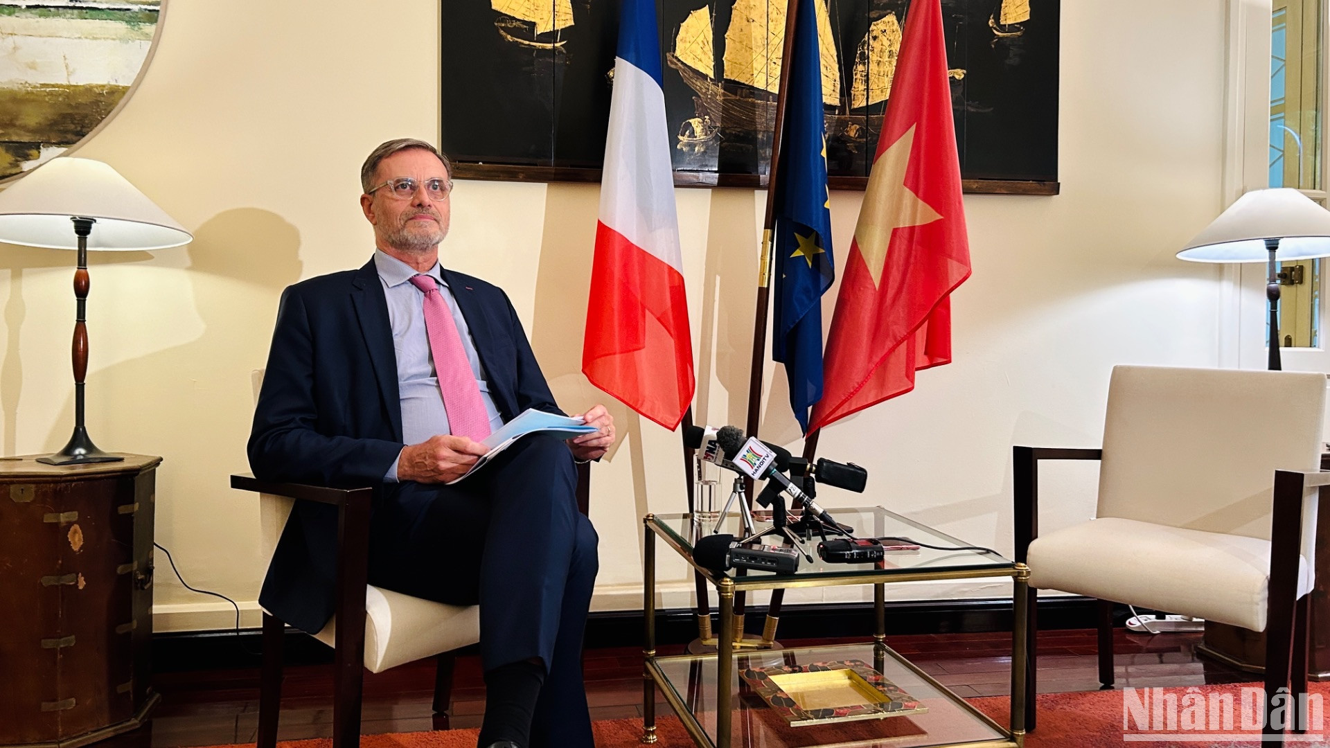 Đại sứ Pháp tại Việt Nam Olivier Brochet trao đổi với báo chí trước thềm chuyến thăm cấp nhà nước tới Việt Nam của Tổng thống Emmanuel Macron. (Ảnh: HẢI YẾN)