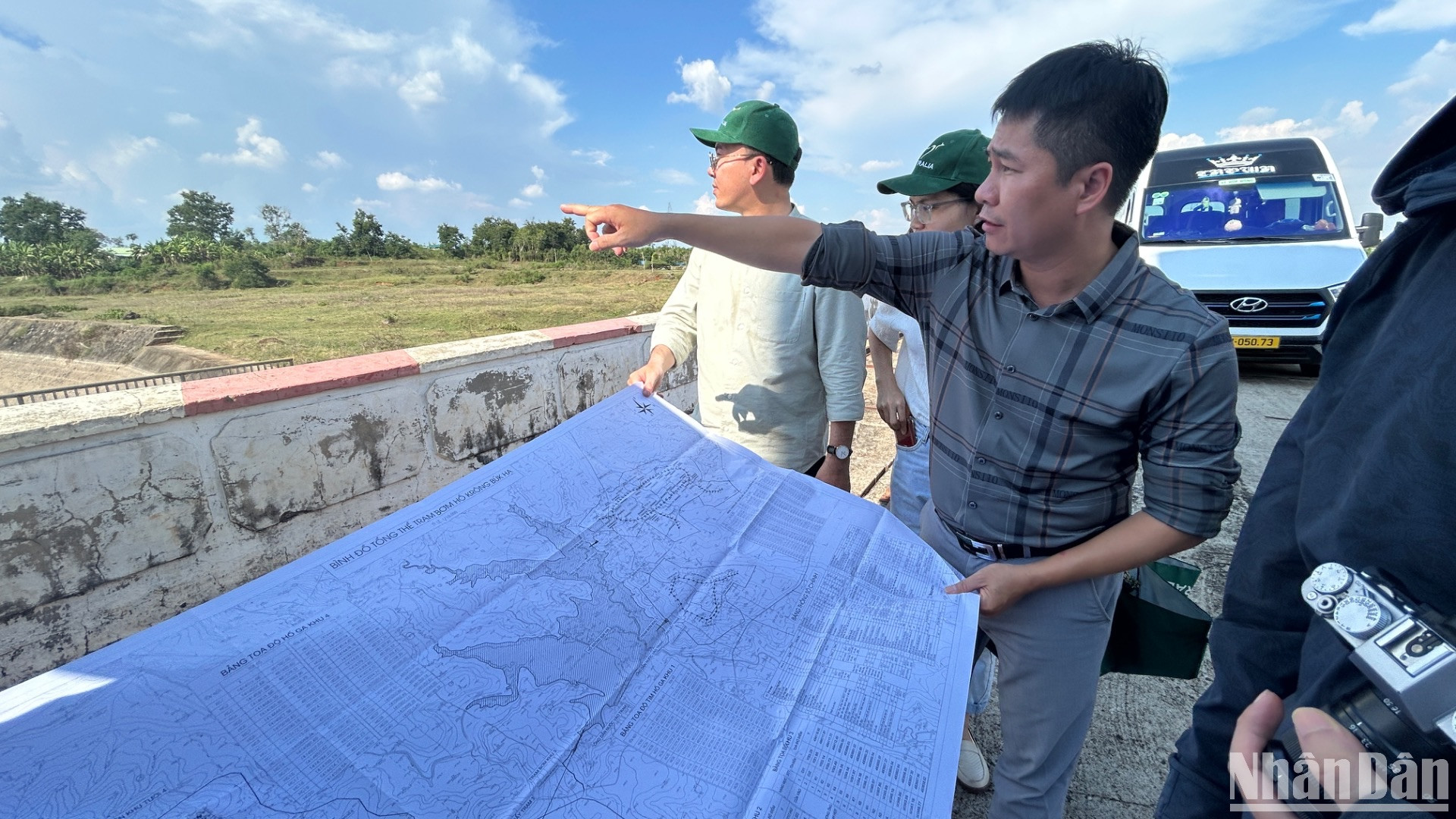 Ông Phan Thanh Sơn, đại diện Ban thiết kế dự án tại Đắk Lắk, chia sẻ về dự án với đoàn công tác Tổng Lãnh sự quán Australia tại Thành phố Hồ Chí Minh. (Ảnh: HẢI YẾN) Ông Phan Thanh Sơn, đại diện Ban thiết kế dự án tại Đắk Lắk, chia sẻ về dự án với đoàn công tác Tổng Lãnh sự quán Australia tại Thành phố Hồ Chí Minh. (Ảnh: HẢI YẾN)