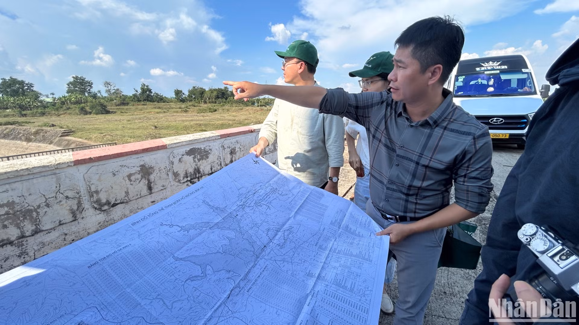 Ông Phan Thanh Sơn, đại diện Ban thiết kế dự án tại Đắk Lắk, chia sẻ về dự án với đoàn công tác Tổng Lãnh sự quán Australia tại Thành phố Hồ Chí Minh. (Ảnh: HẢI YẾN)