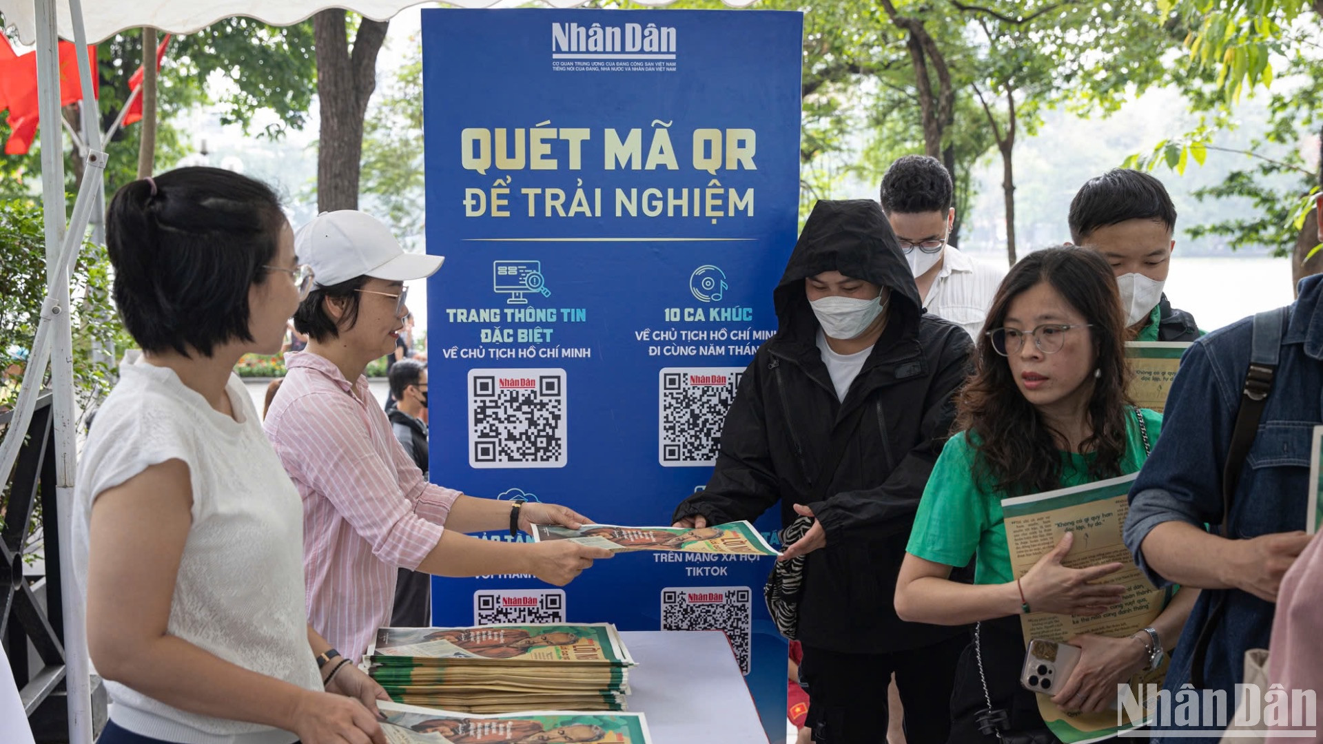 Rất nhiều bạn đọc đã xếp hàng từ sáng sớm để được nhận ấn phẩm đặc biệt của Báo Nhân Dân. (Ảnh: SƠN TÙNG)