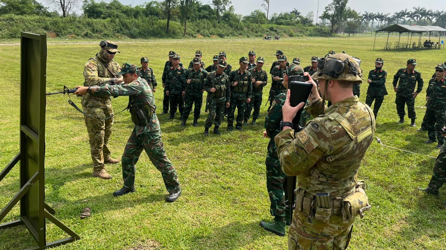 Lục quân Australia đã tới Việt Nam hướng dẫn các kỹ năng bắn súng quân dụng nâng cao cho hơn 60 học viên của Quân đội nhân dân Việt Nam. (Ảnh: Đại sứ quán Australia tại Việt Nam)