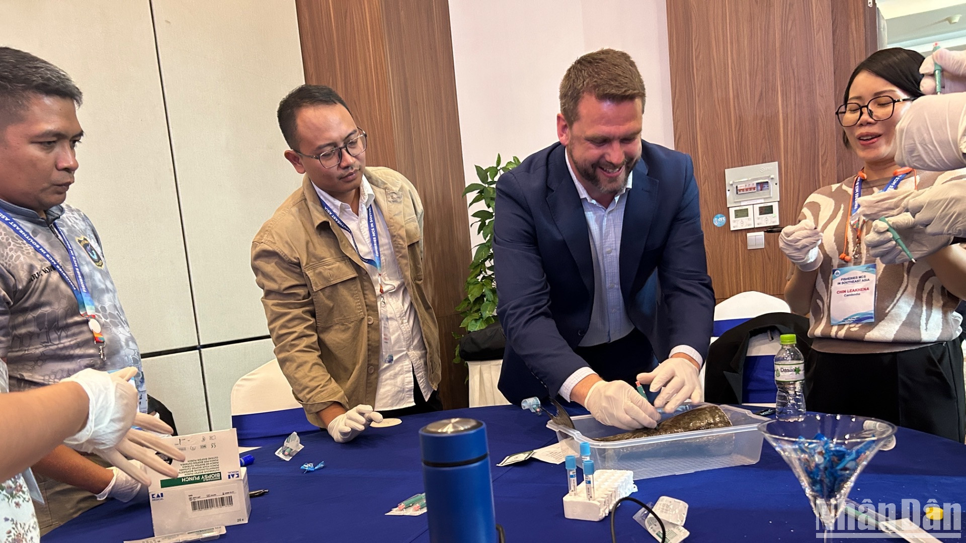 Ông David Power đến từ Cơ quan Quản lý nghề cá Australia (AFMA) đang hướng dẫn các cán bộ nghề cá đến từ các nước lấy mẫu phân tích ADN cá. (Ảnh: HẢI YẾN)