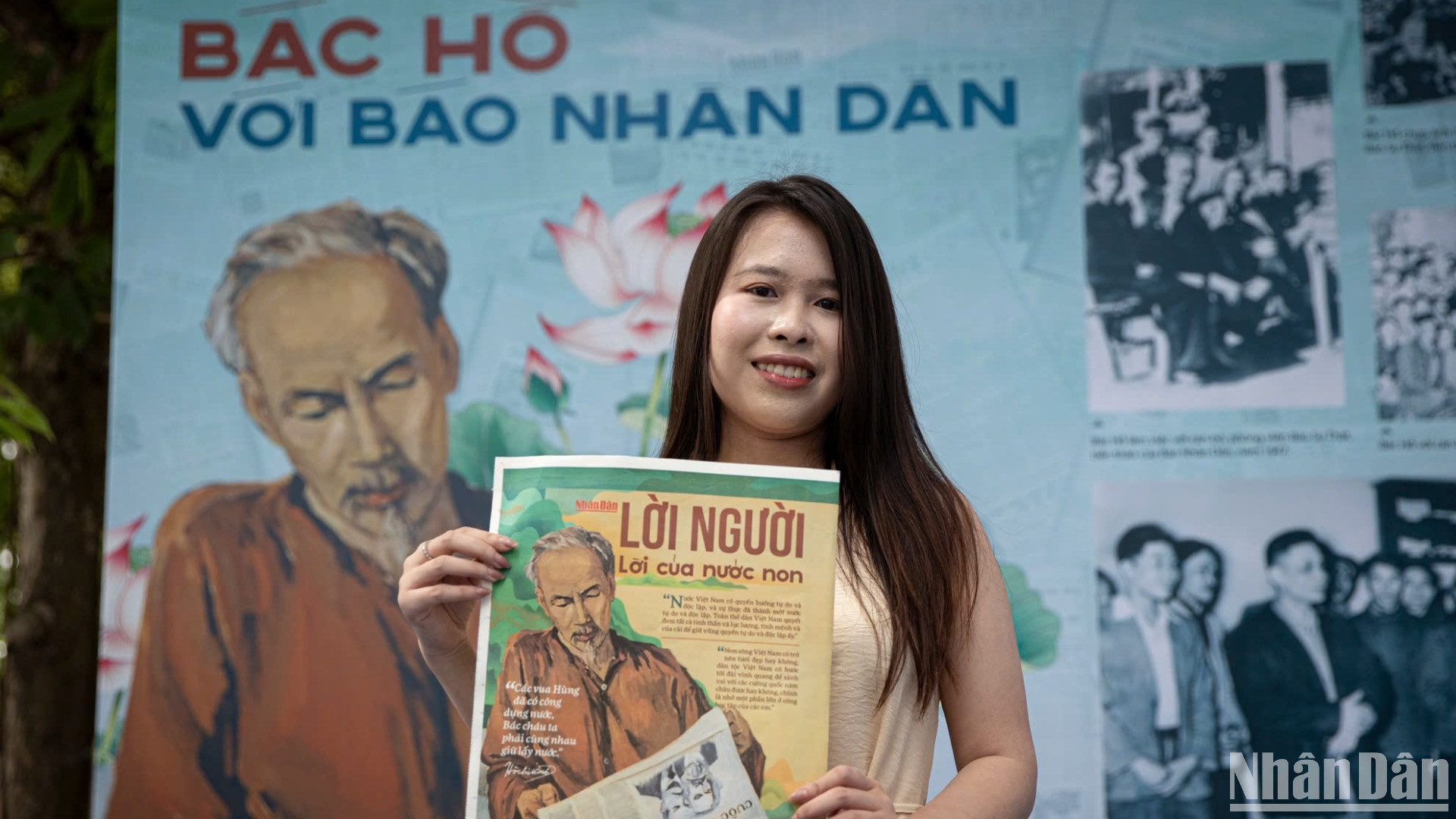 Chị Phạm Thị Nguyệt, giáo viên tiểu học tại Hoàng Mai, cầm trên tay phụ san đặc biệt của Báo Nhân Dân. (Ảnh: SƠN TÙNG)