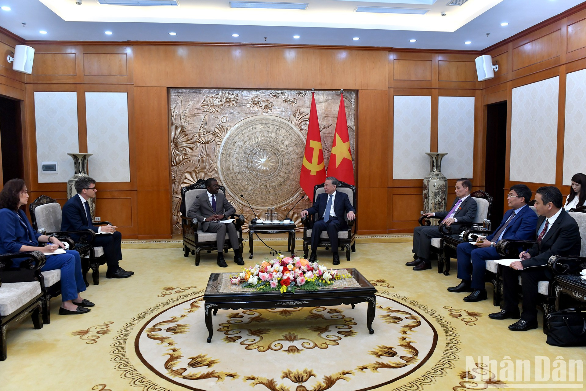 Tổng Bí thư Tô Lâm tiếp ông Lazare Eloundou Assomo, Giám đốc Trung tâm Di sản thế giới của UNESCO. (Ảnh: ĐĂNG KHOA)