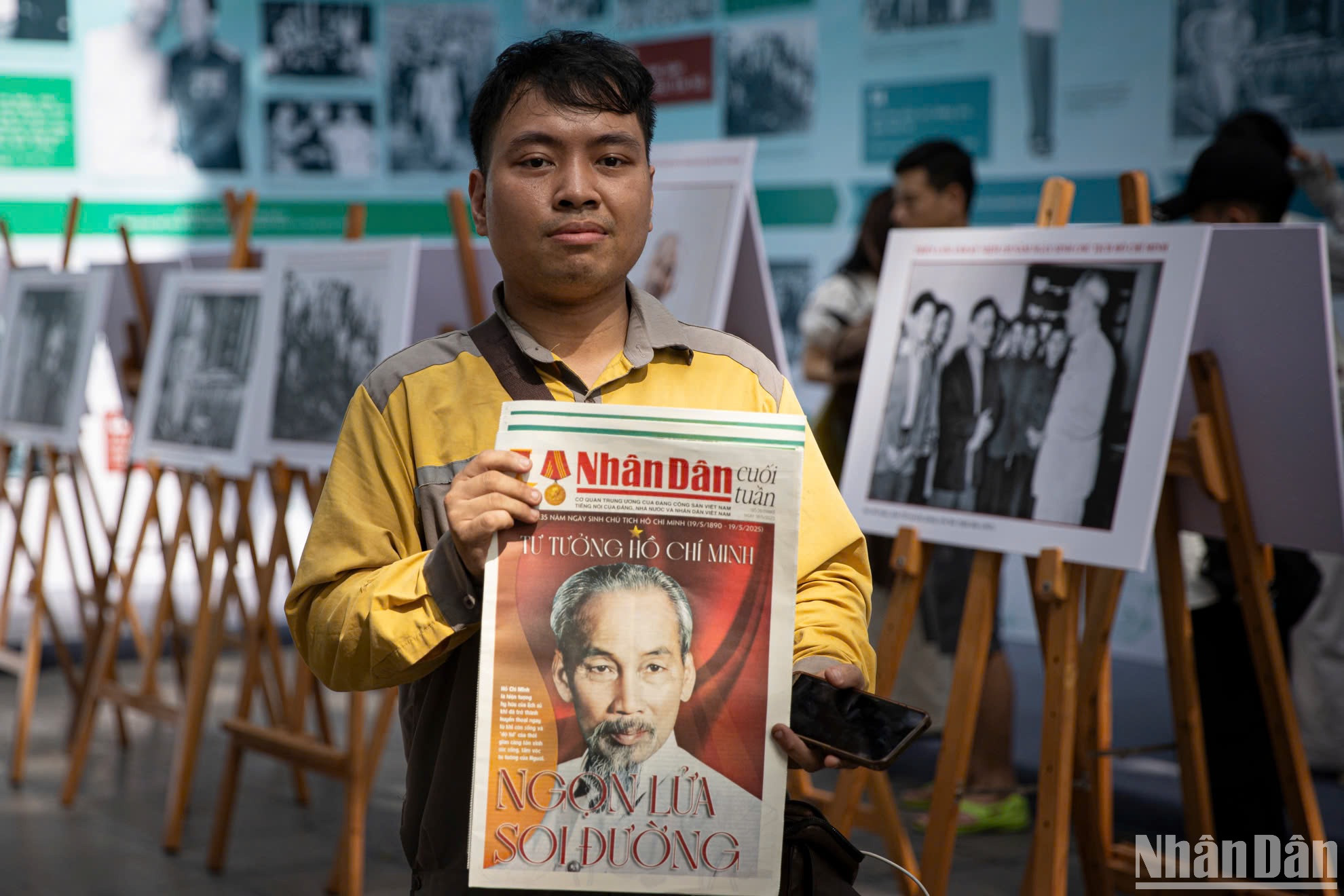 Anh Đào Đức Nghĩa vừa kết thúc ca trực đêm đã đến xếp hàng nhận ấn phẩm đặc biệt của Báo Nhân Dân. (Ảnh: SƠN TÙNG)