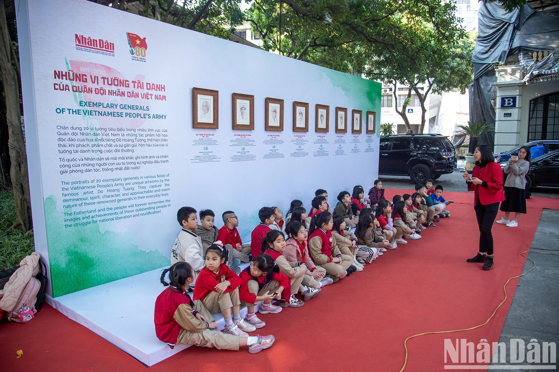 Các cô giáo hướng dẫn học sinh tìm hiểu thông tin về các vị tướng và trận đánh. (Ảnh: THÙY NGUYÊN)