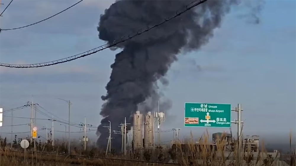 Khói đen đặc bốc lên từ phía sân bay Muan.