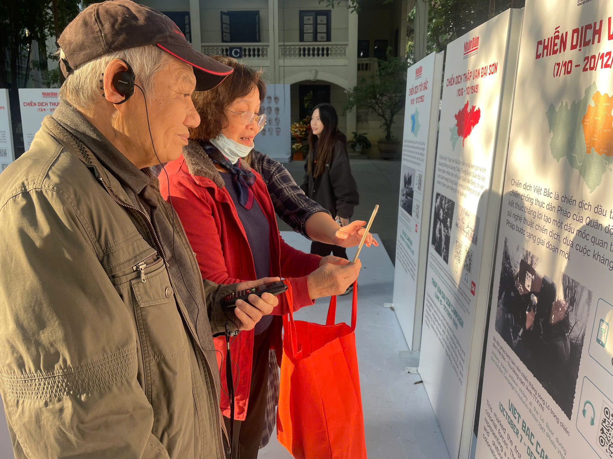 Bác Hoàng Minh Kỳ (cựu chiến binh) chăm chú lắng nghe thuyết minh về Chiến dịch Việt Bắc. (Ảnh: HUY THẠCH)