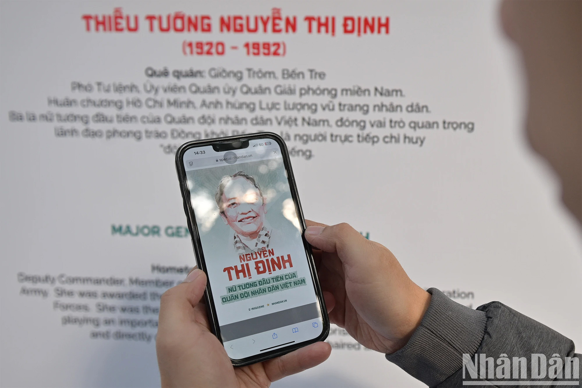 Trên mỗi bức tranh có gắn mã QR để công chúng có thể hiểu sâu hơn về dấu ấn của những vị tướng tài danh trong lịch sử dân tộc. (Ảnh: THẾ ĐẠI)