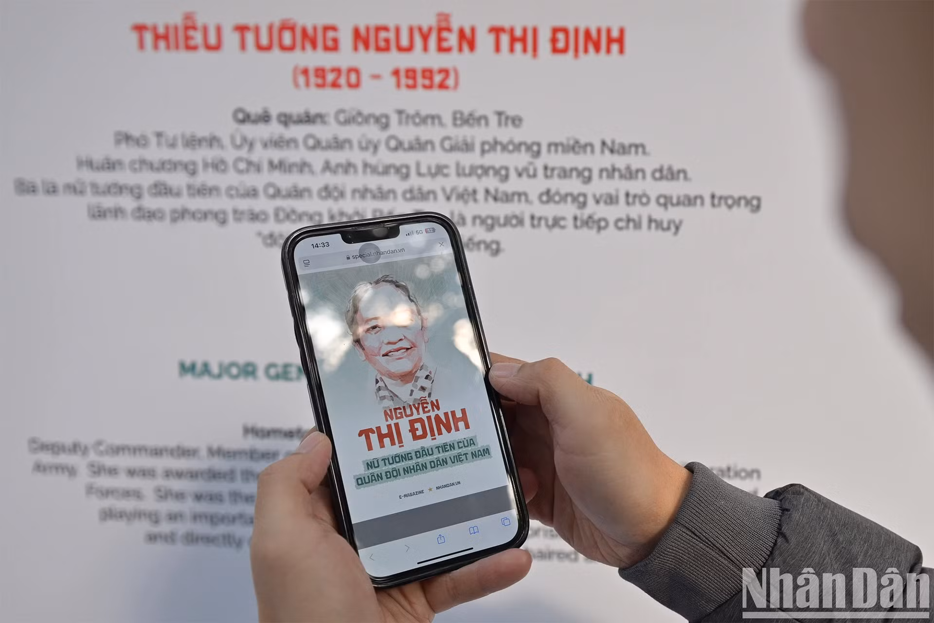Trên mỗi bức tranh có gắn mã QR để công chúng có thể hiểu sâu hơn về dấu ấn của những vị tướng tài danh trong lịch sử dân tộc. (Ảnh: THẾ ĐẠI)