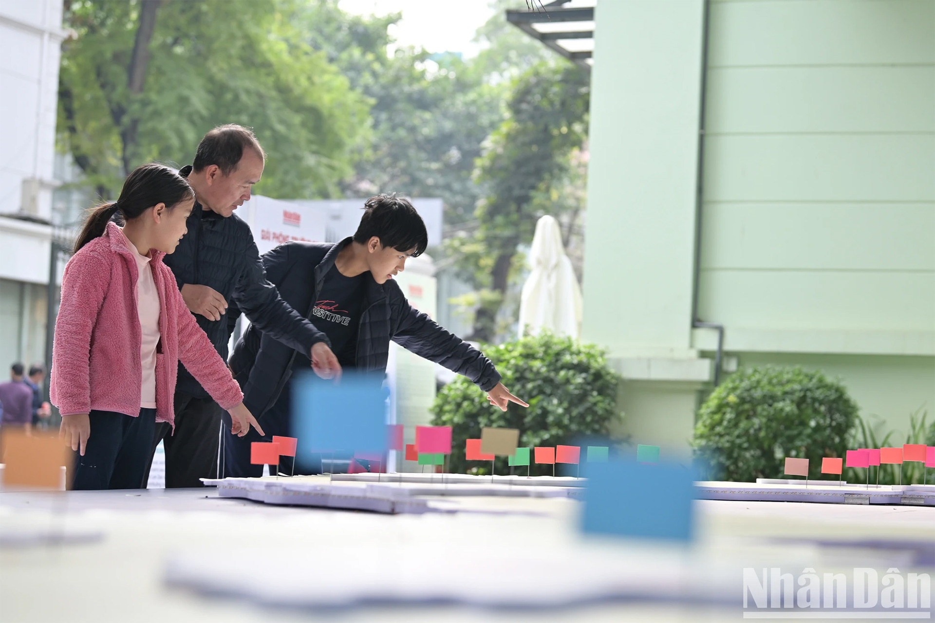 Ngày cuối tuần, nhiều gia đình đưa con em đến tham quan triển lãm. (Ảnh: THẾ ĐẠI)