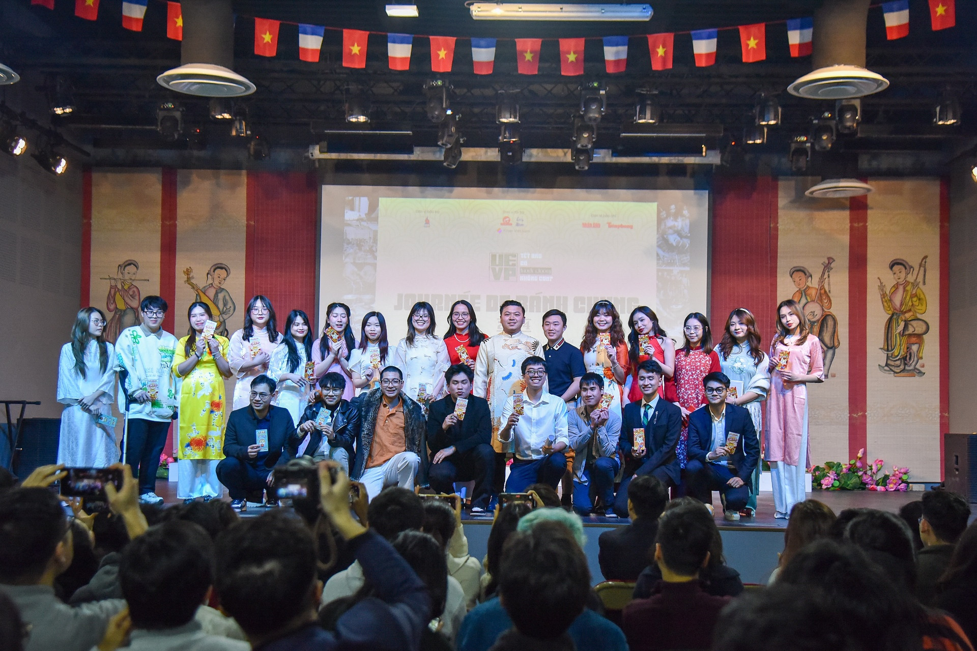 [Ảnh] Đón Tết cùng những chiếc bánh chưng xanh tự gói của du học sinh Việt Nam tại Pháp ảnh 4