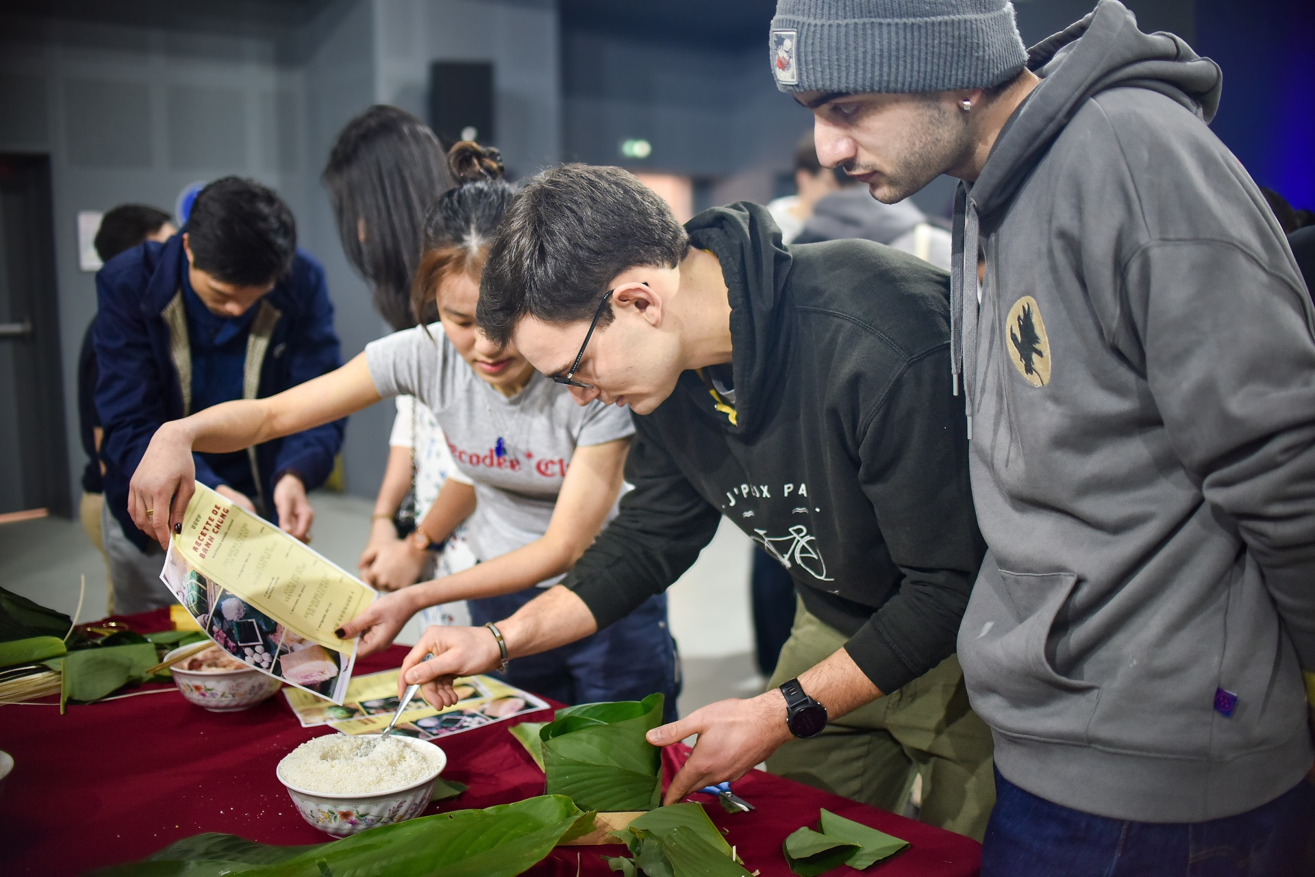 [Ảnh] Đón Tết cùng những chiếc bánh chưng xanh tự gói của du học sinh Việt Nam tại Pháp ảnh 10