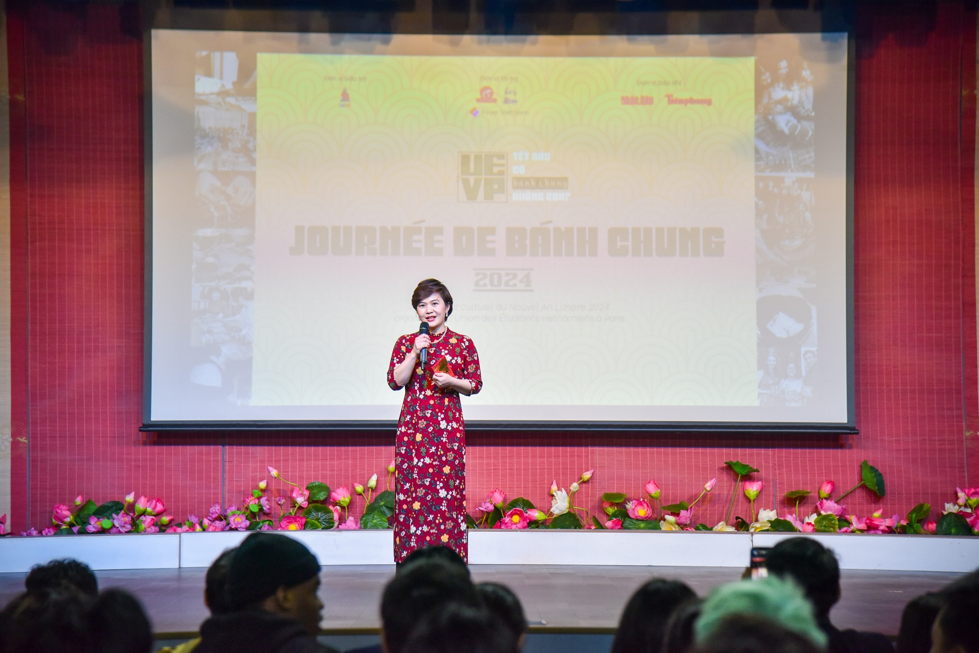 [Ảnh] Đón Tết cùng những chiếc bánh chưng xanh tự gói của du học sinh Việt Nam tại Pháp ảnh 3