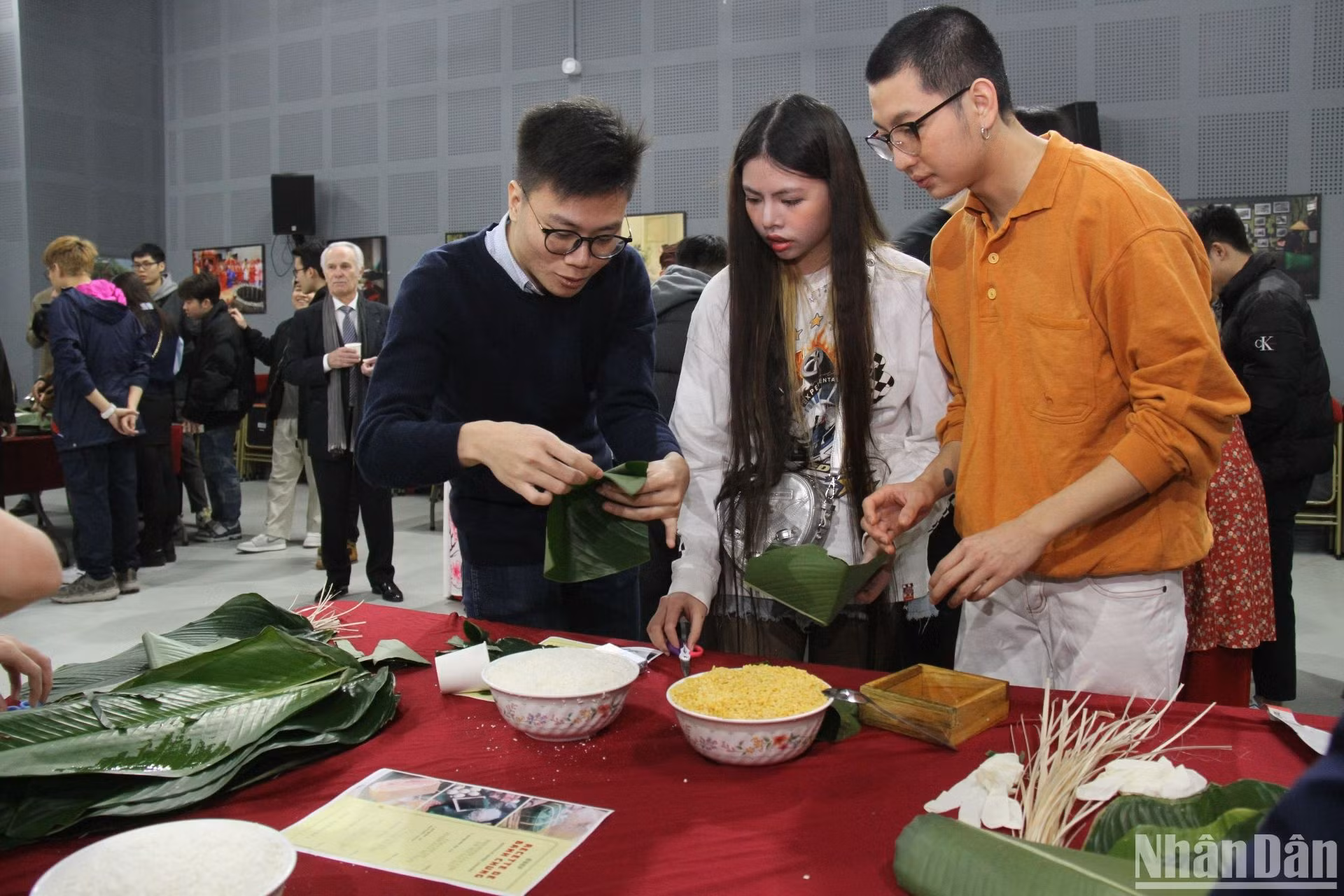 [Ảnh] Đón Tết cùng những chiếc bánh chưng xanh tự gói của du học sinh Việt Nam tại Pháp ảnh 7