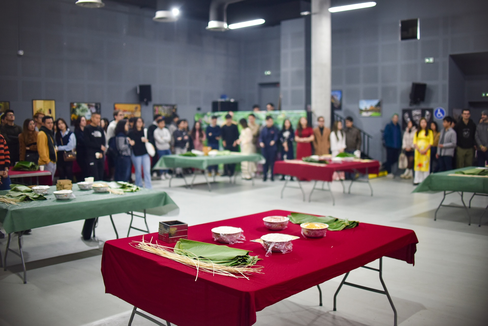 [Ảnh] Đón Tết cùng những chiếc bánh chưng xanh tự gói của du học sinh Việt Nam tại Pháp ảnh 1