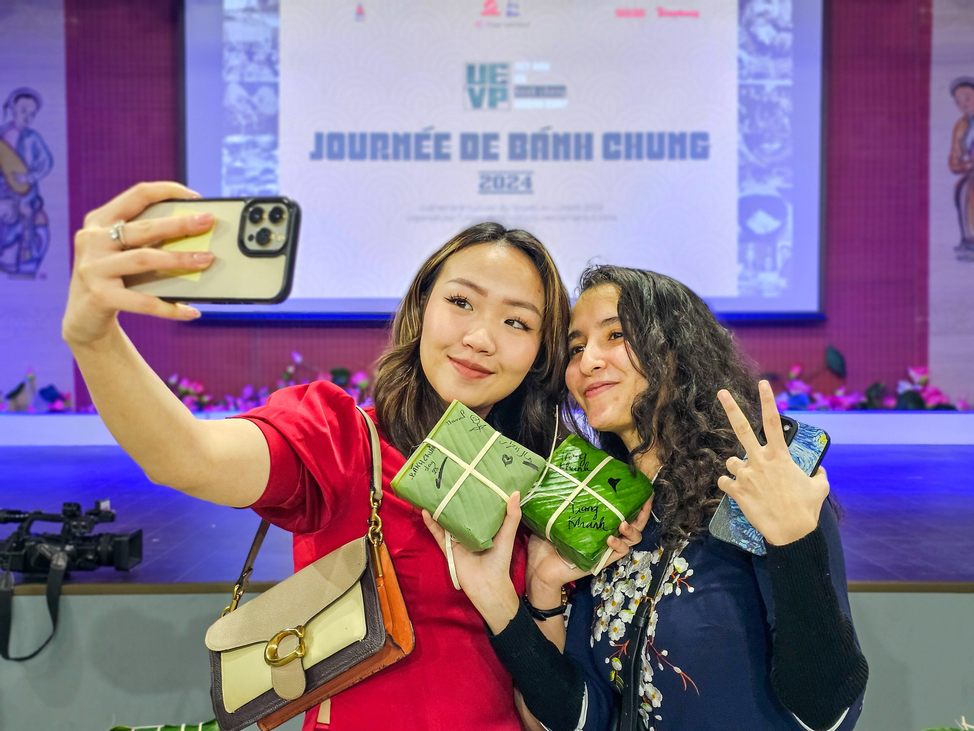 [Ảnh] Đón Tết cùng những chiếc bánh chưng xanh tự gói của du học sinh Việt Nam tại Pháp ảnh 9