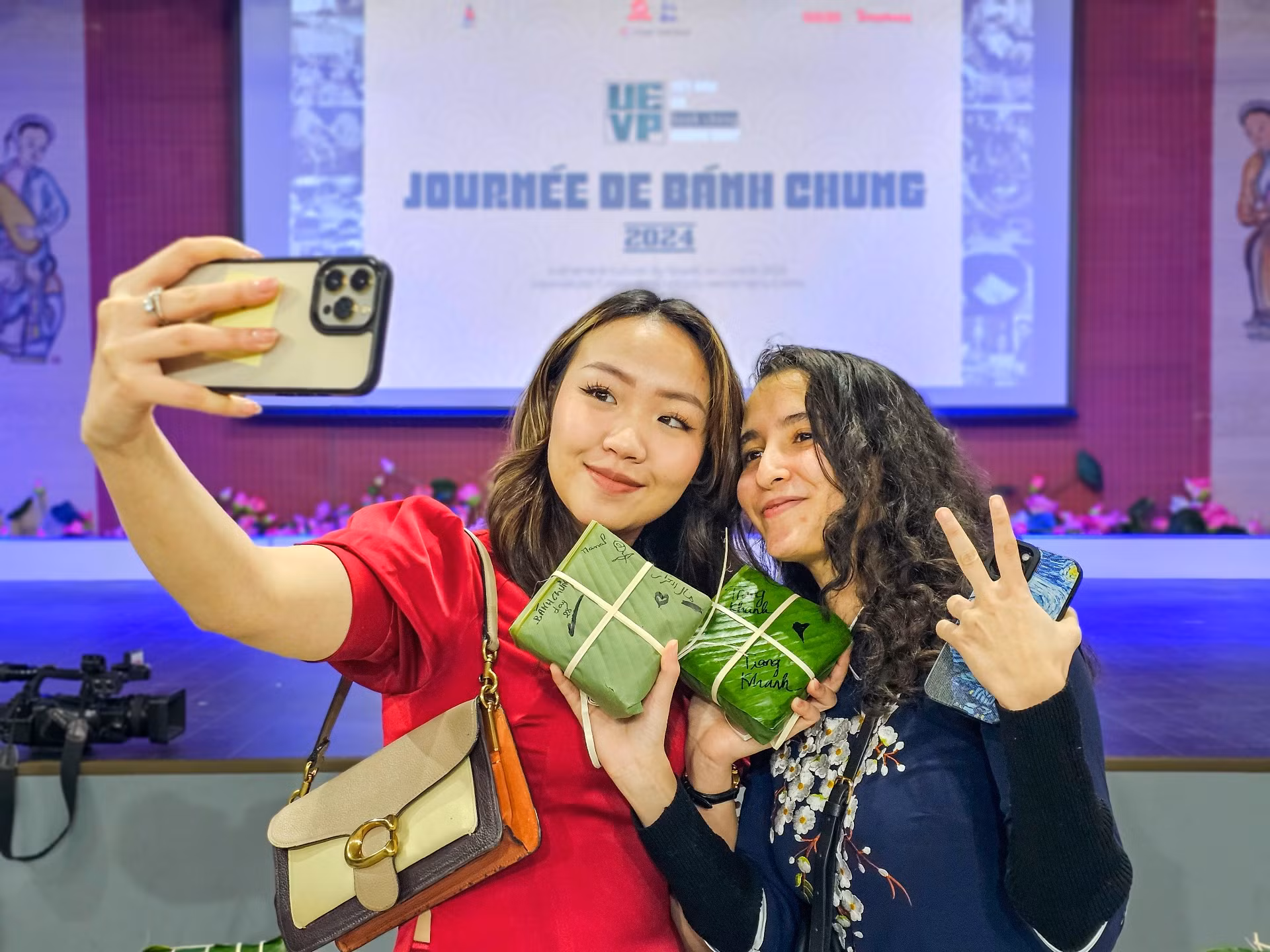 [Ảnh] Đón Tết cùng những chiếc bánh chưng xanh tự gói của du học sinh Việt Nam tại Pháp ảnh 9