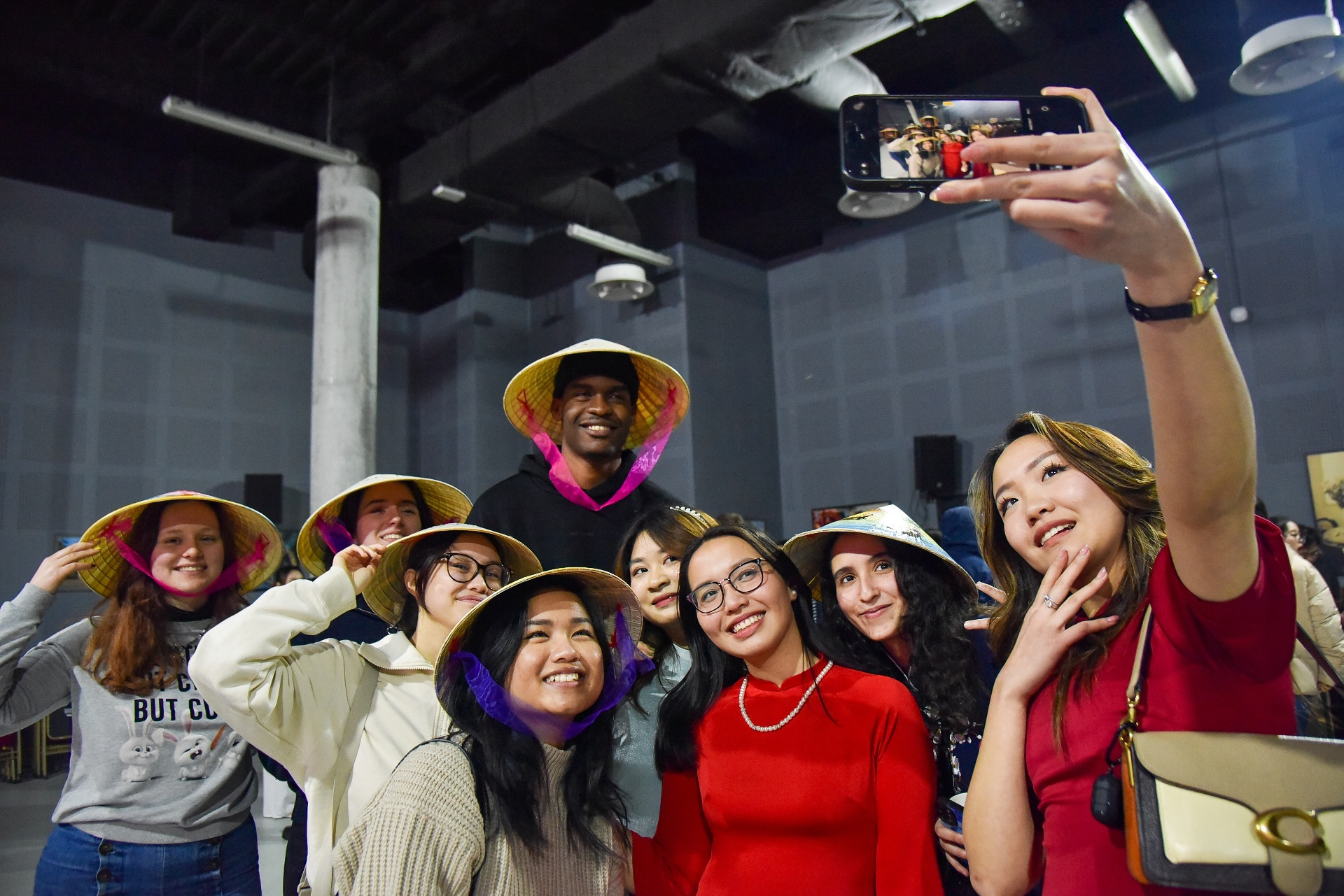 [Ảnh] Đón Tết cùng những chiếc bánh chưng xanh tự gói của du học sinh Việt Nam tại Pháp ảnh 2