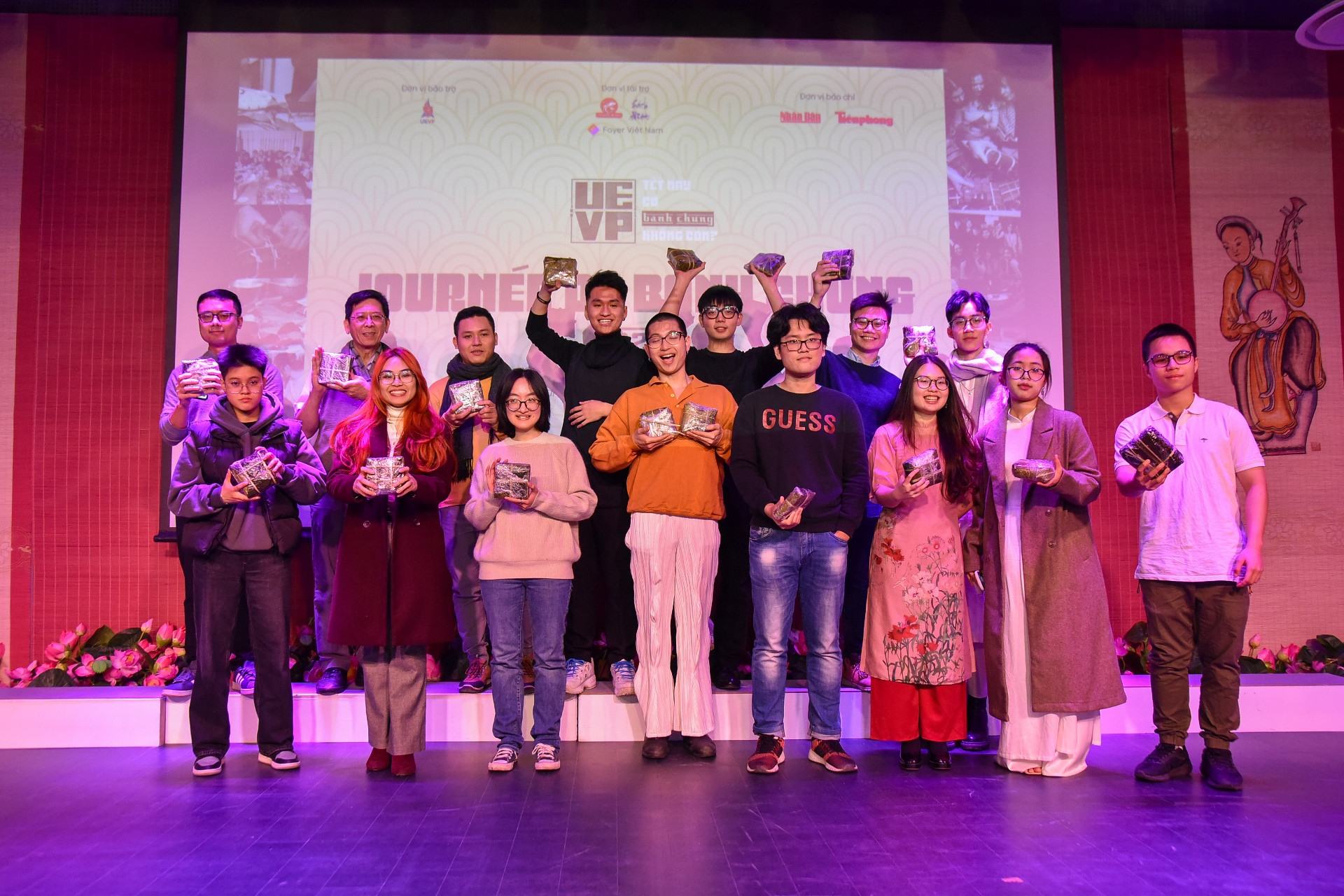 [Ảnh] Đón Tết cùng những chiếc bánh chưng xanh tự gói của du học sinh Việt Nam tại Pháp ảnh 15