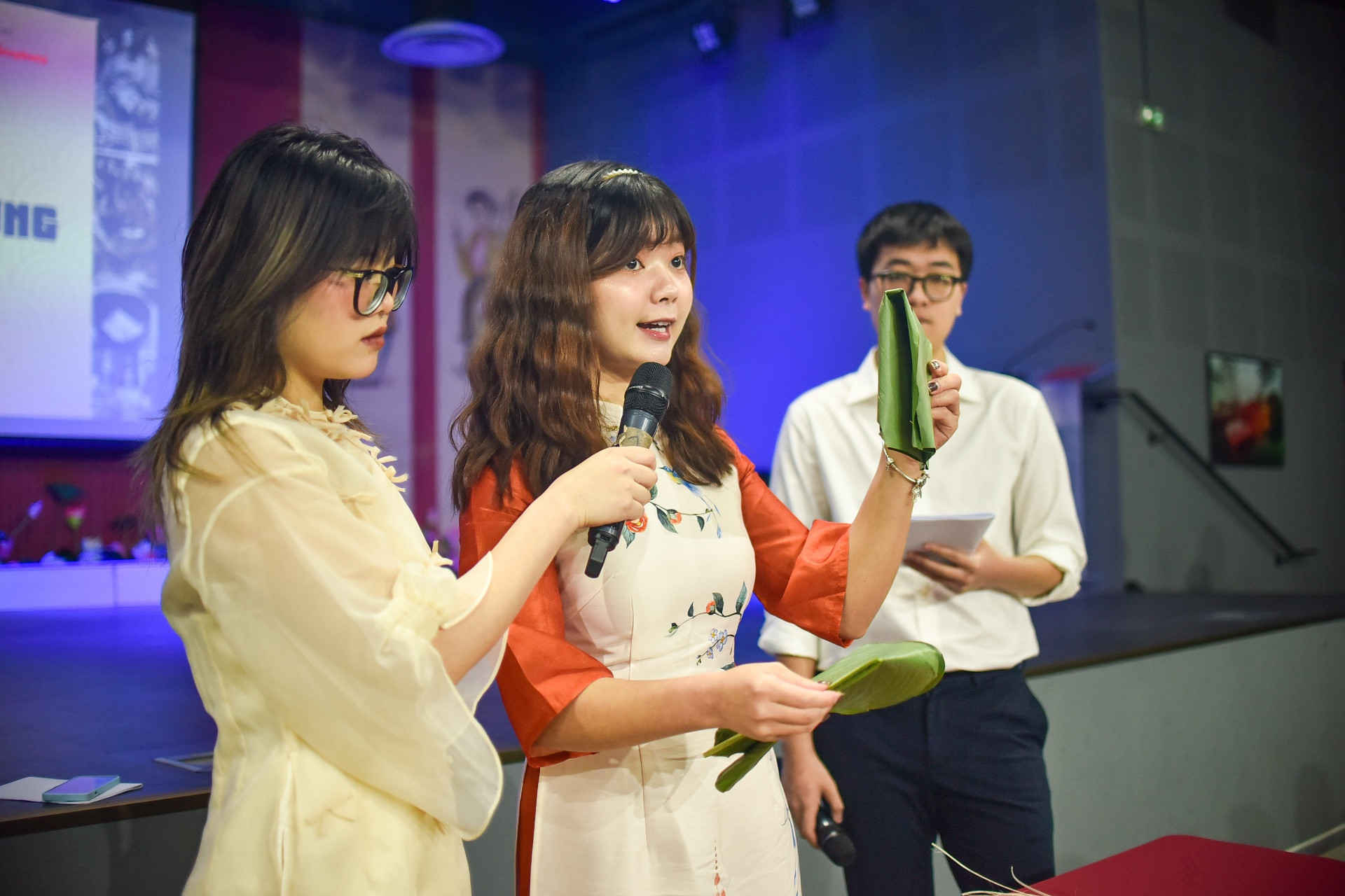 [Ảnh] Đón Tết cùng những chiếc bánh chưng xanh tự gói của du học sinh Việt Nam tại Pháp ảnh 5