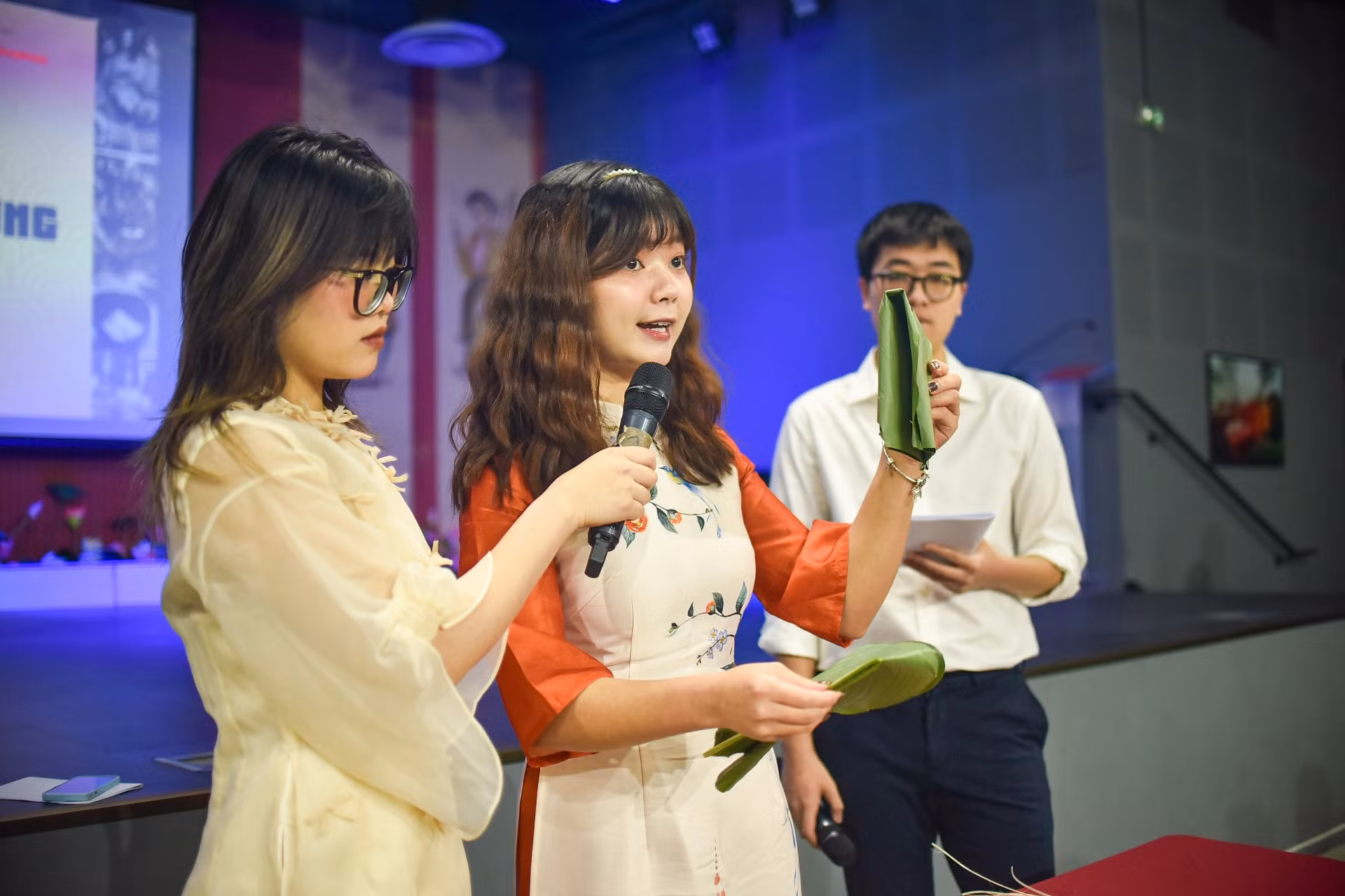 [Ảnh] Đón Tết cùng những chiếc bánh chưng xanh tự gói của du học sinh Việt Nam tại Pháp ảnh 5