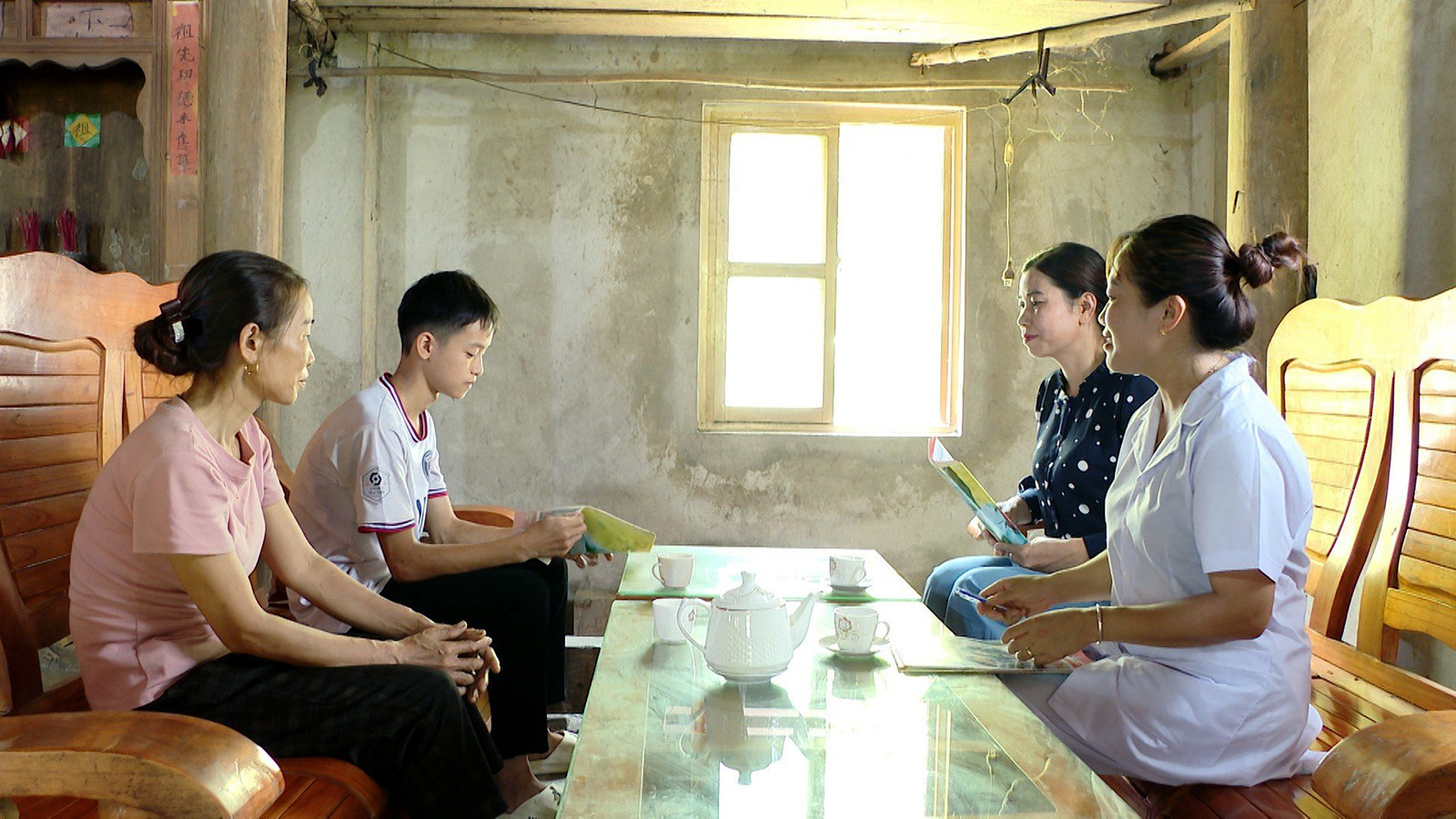 Cán bộ Trạm Y tế xã Xuân Lập, huyện Lâm Bình, Tuyên Quang tuyên truyền đến người dân về tác hại và hệ lụy của tảo hôn và hôn nhân cận huyết thống. Cán bộ Trạm Y tế xã Xuân Lập, huyện Lâm Bình, Tuyên Quang tuyên truyền đến người dân về tác hại và hệ lụy của tảo hôn và hôn nhân cận huyết thống.