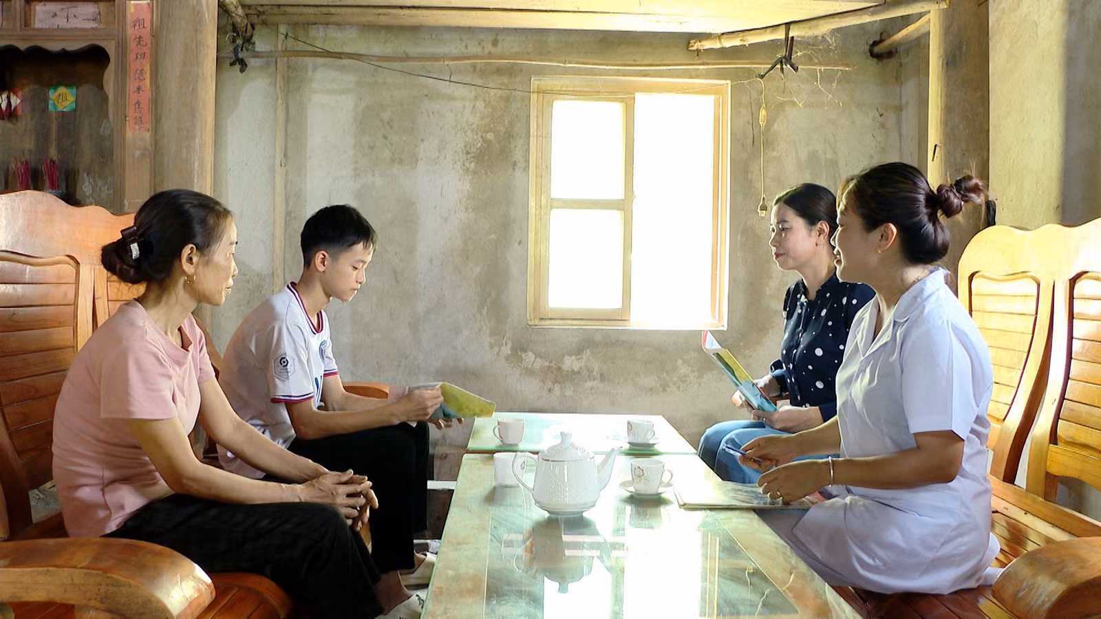 Cán bộ Trạm Y tế xã Xuân Lập, huyện Lâm Bình, Tuyên Quang tuyên truyền đến người dân về tác hại và hệ lụy của tảo hôn và hôn nhân cận huyết thống.