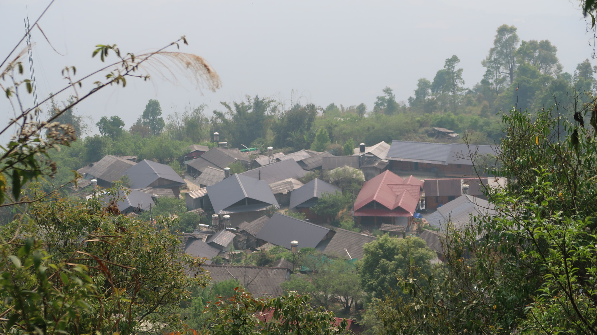... bản làng. (Ảnh: Tùng Lê)