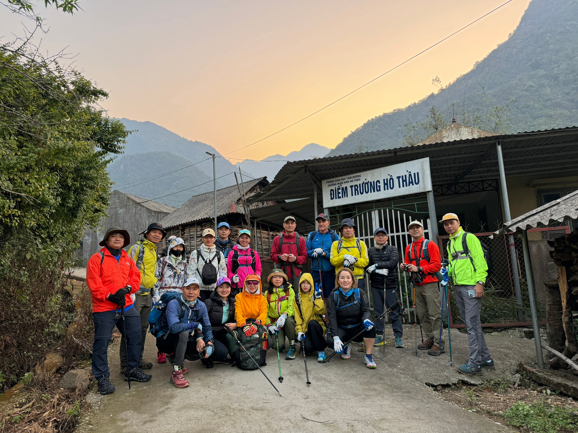 Điểm khởi hành từ bản Hồ Thầu, kết thúc tại bản Sì Thâu Chải.