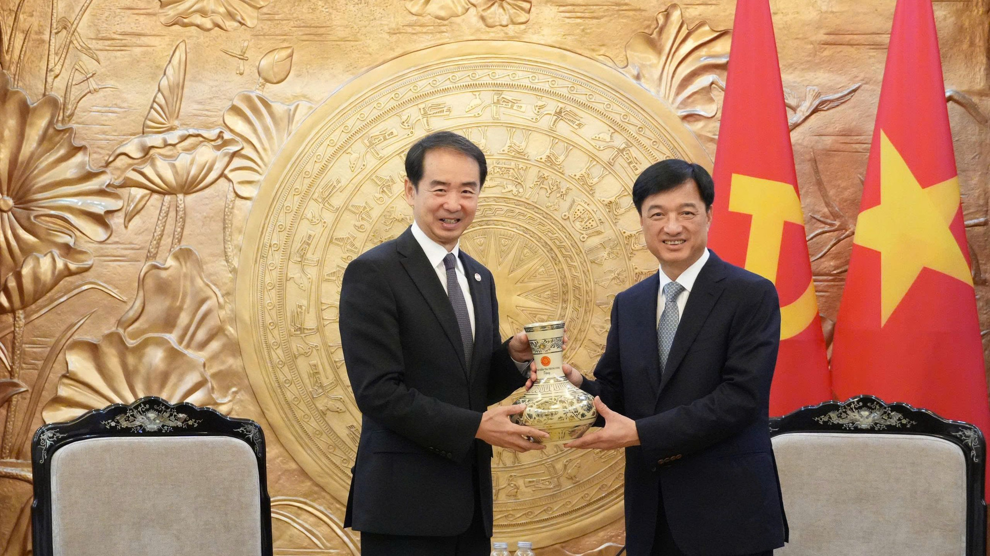 Chủ nhiệm Ủy ban Kiểm tra Trung ương Nguyễn Duy Ngọc tặng Đại sứ Hà Vĩ sản phẩm thủ công mỹ nghệ của Việt Nam.