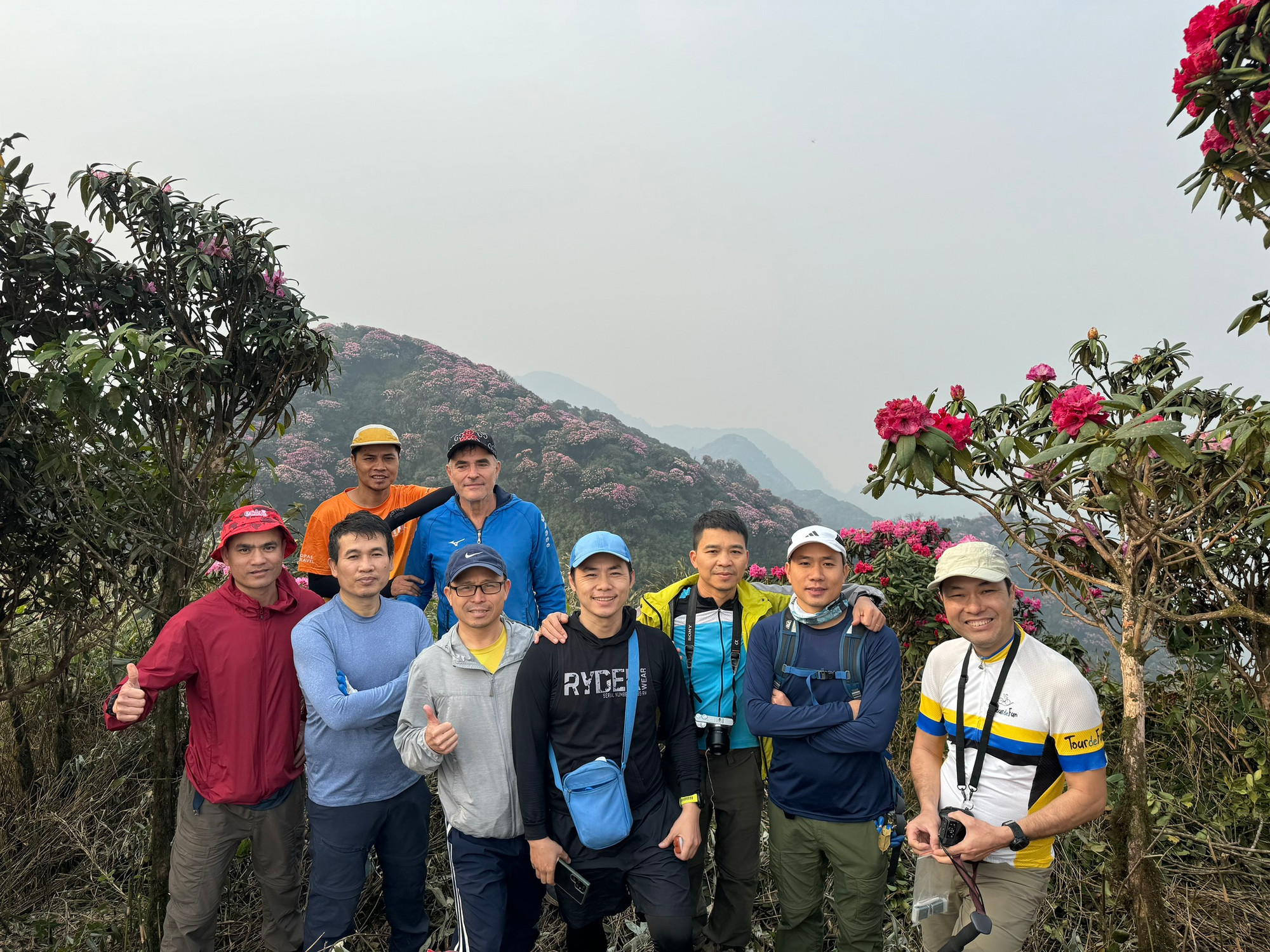 Sau lưng là bạt ngàn đỗ quyên đủ sắc màu.