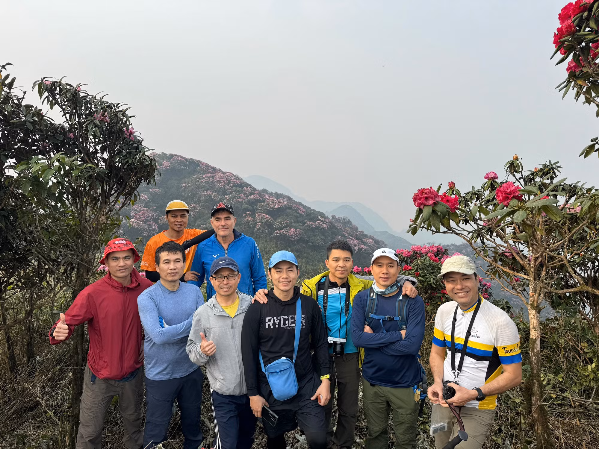 Sau lưng là bạt ngàn đỗ quyên đủ sắc màu.