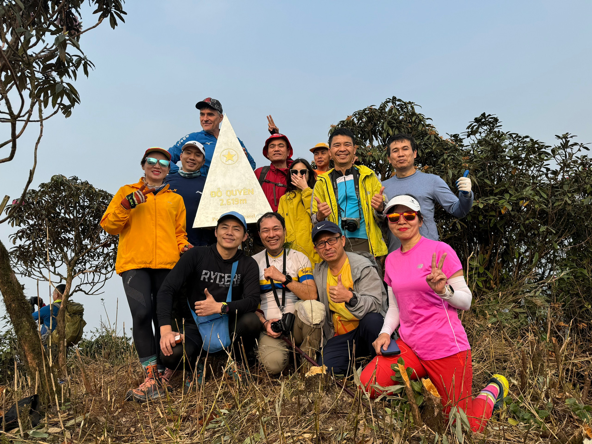 Đỉnh Đỗ quyên cao 2.619m.