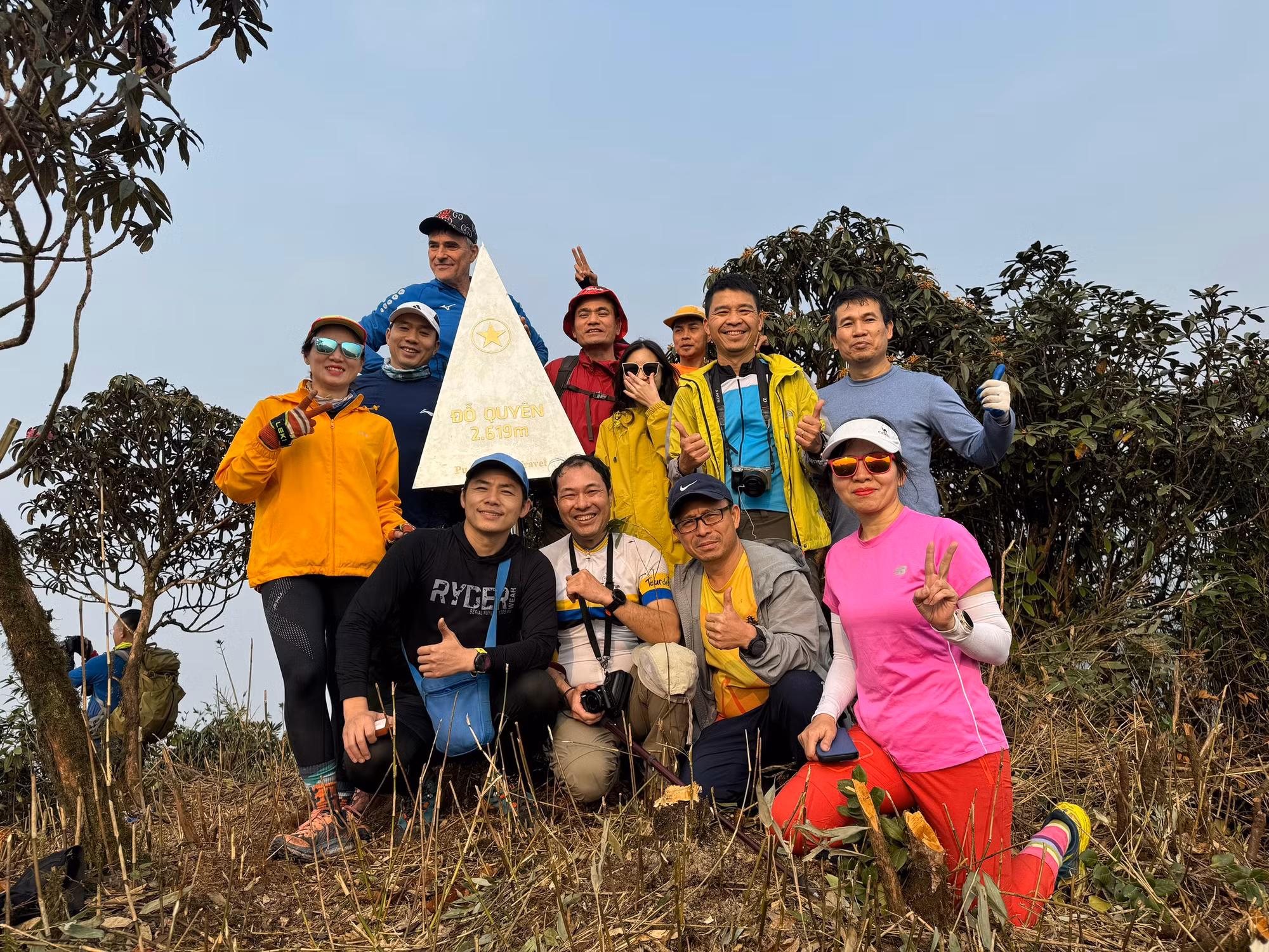 Đỉnh Đỗ quyên cao 2.619m.