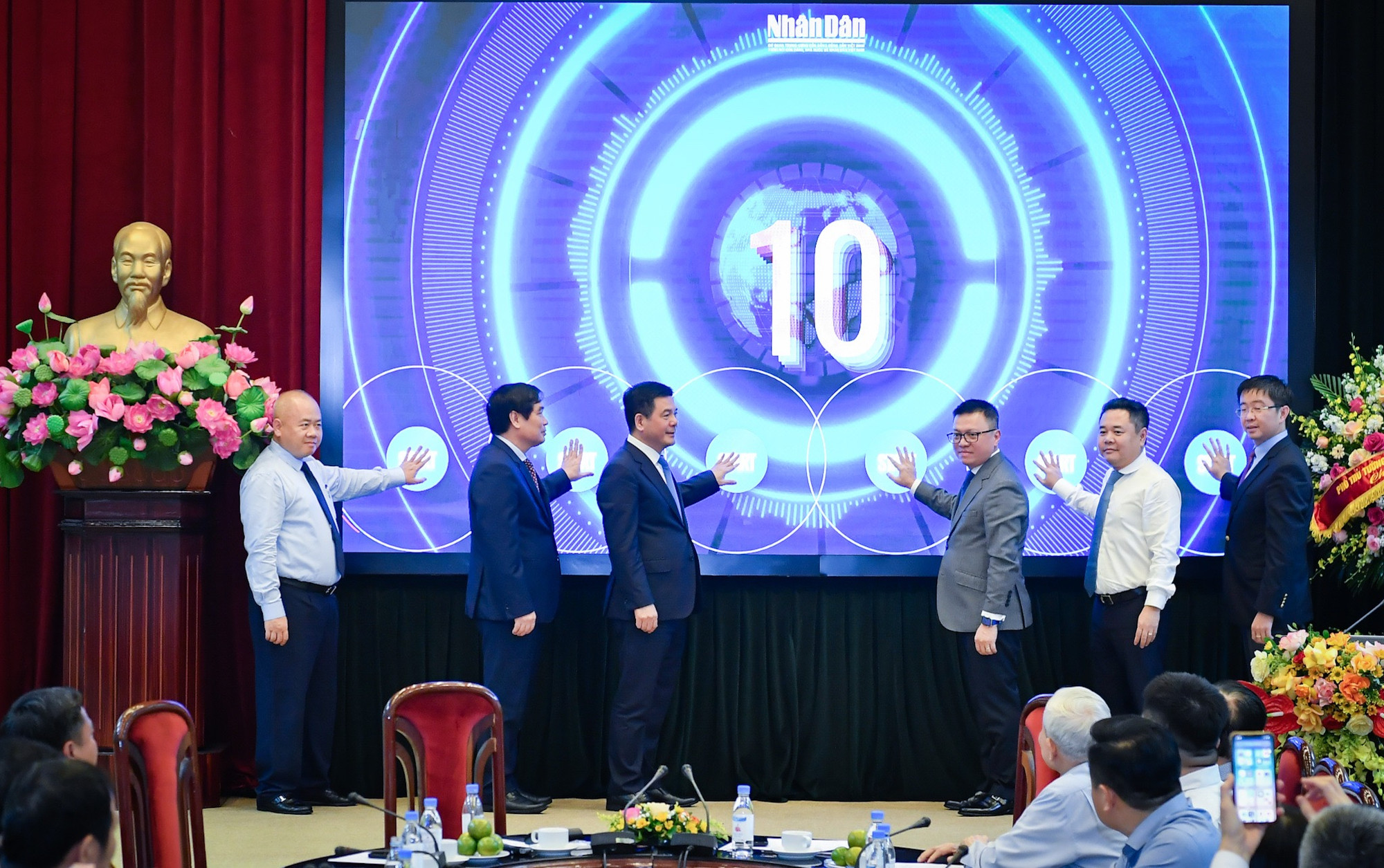 Các đại biểu thực hiện nghi thức khai trương Chuyên trang Thương hiệu quốc gia. (Ảnh: THÀNH ĐẠT)