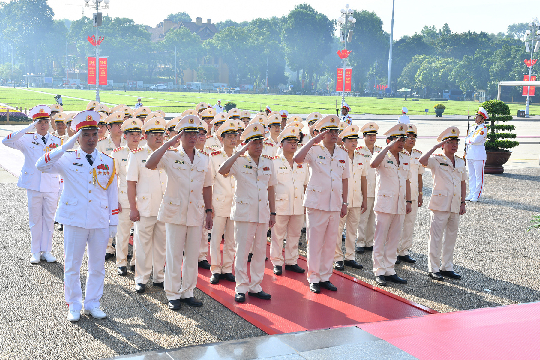 Đoàn đại biểu Đảng ủy Công an Trung ương và Bộ Công an vào Lăng viếng Chủ tịch Hồ Chí Minh.