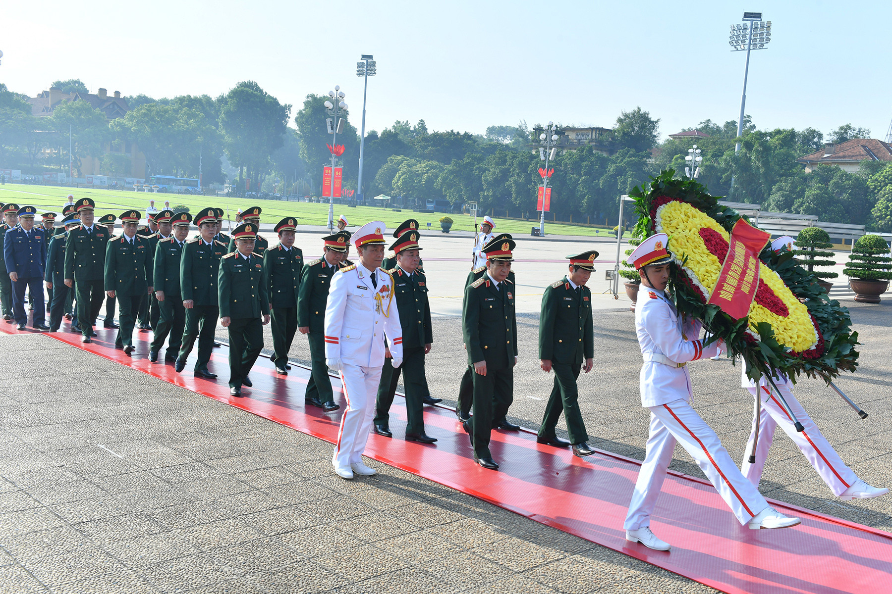 Đoàn đại biểu Quân ủy Trung ương và Bộ Quốc phòng vào Lăng viếng Bác.